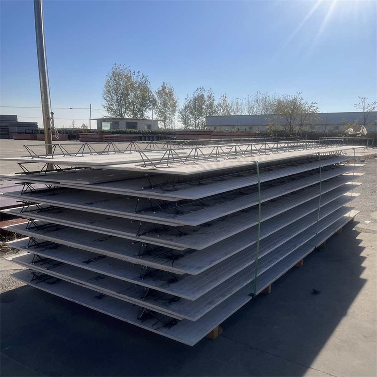 叠合楼板是一种多层钢筋混凝土楼板结构形式.