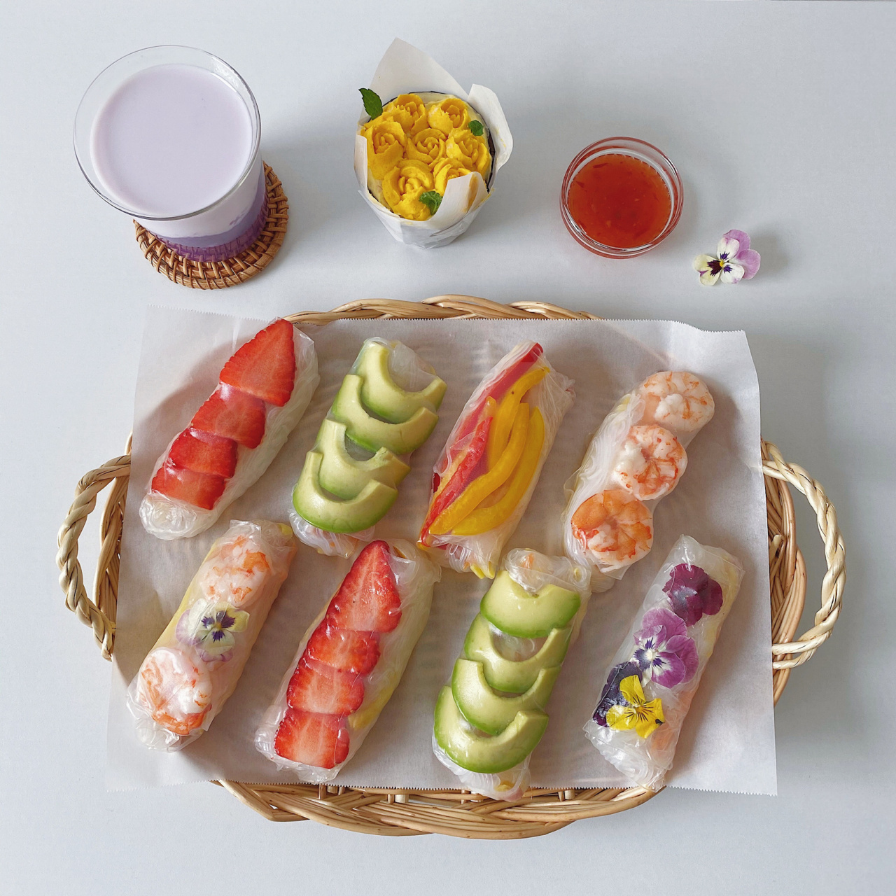 越南春卷 紫薯鲜奶 花束杯子蛋糕  被我忘了很久的春卷皮  总算安排了