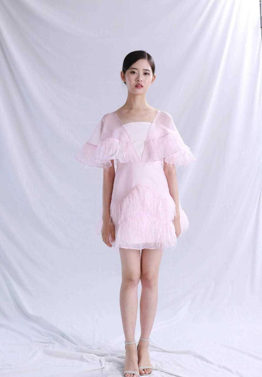 应亦涵棚拍定妆,小美女腿好直