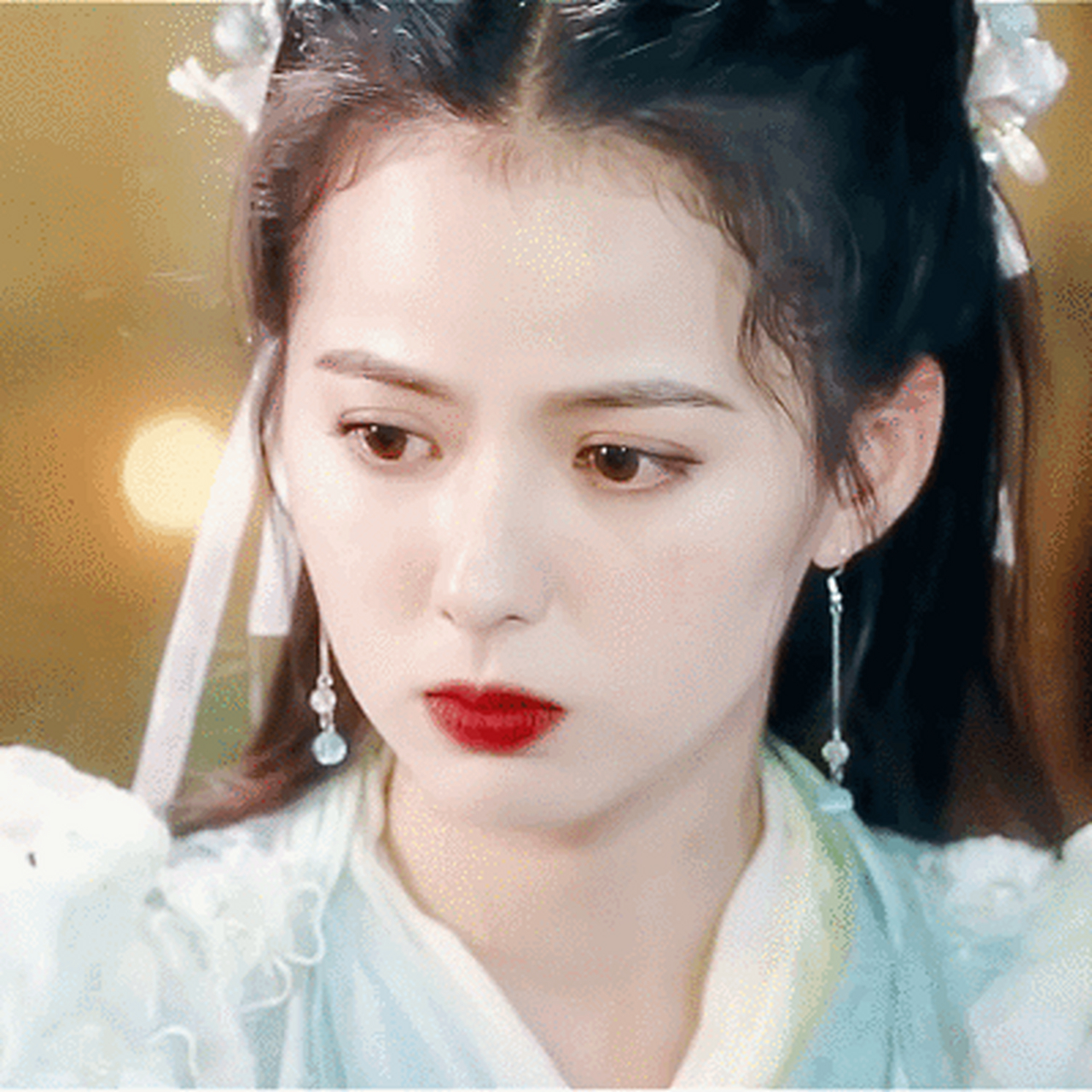 黄日莹在青春奇幻网络剧《将界第二季》中饰演除魔少女唐寻嫣,手拿