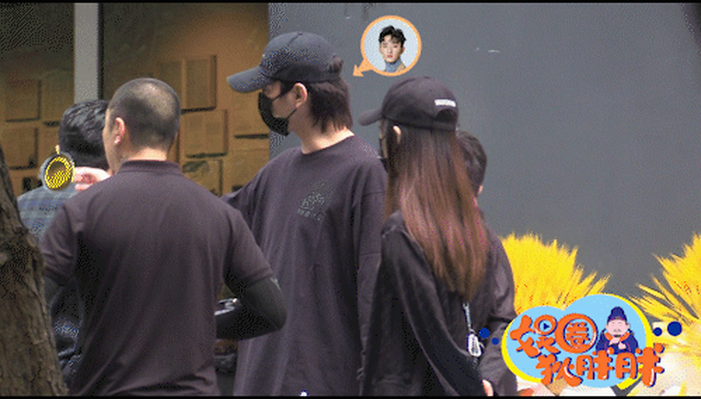 于小彤新女友手伸车窗外弹烟灰# 10月29日,有八卦媒体拍到近日于小 