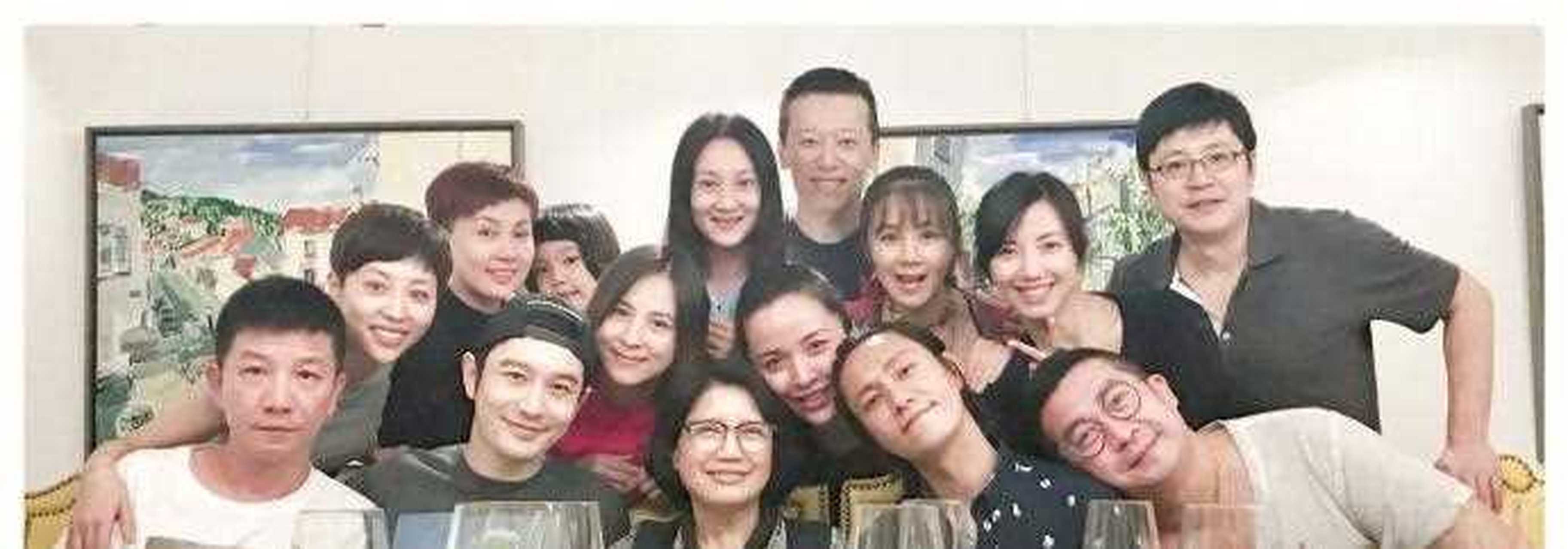 陈坤晒北电96级表演班同学的聚会照:"北电96班,同窗情永不落幕.