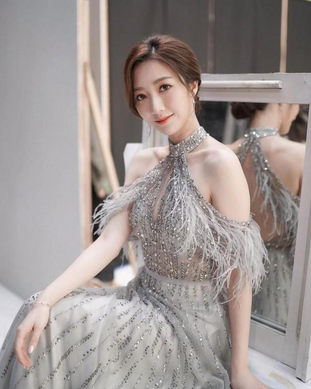 2017年港姐亚军何依婷(regina)近年成为无线新一代力捧小花,近期拍住