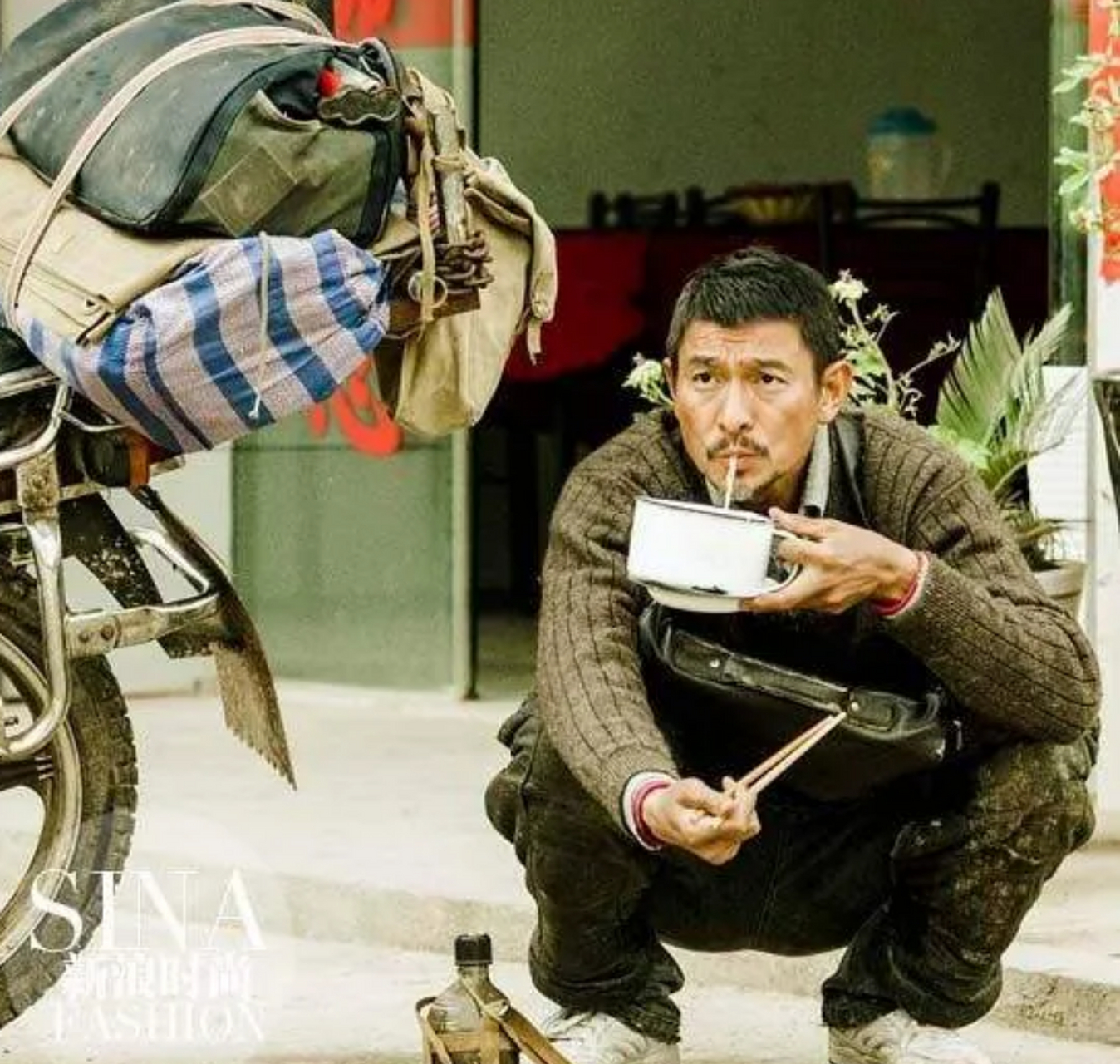 2015年,刘德华在拍摄《失孤》时,蹲在地上吃饭.