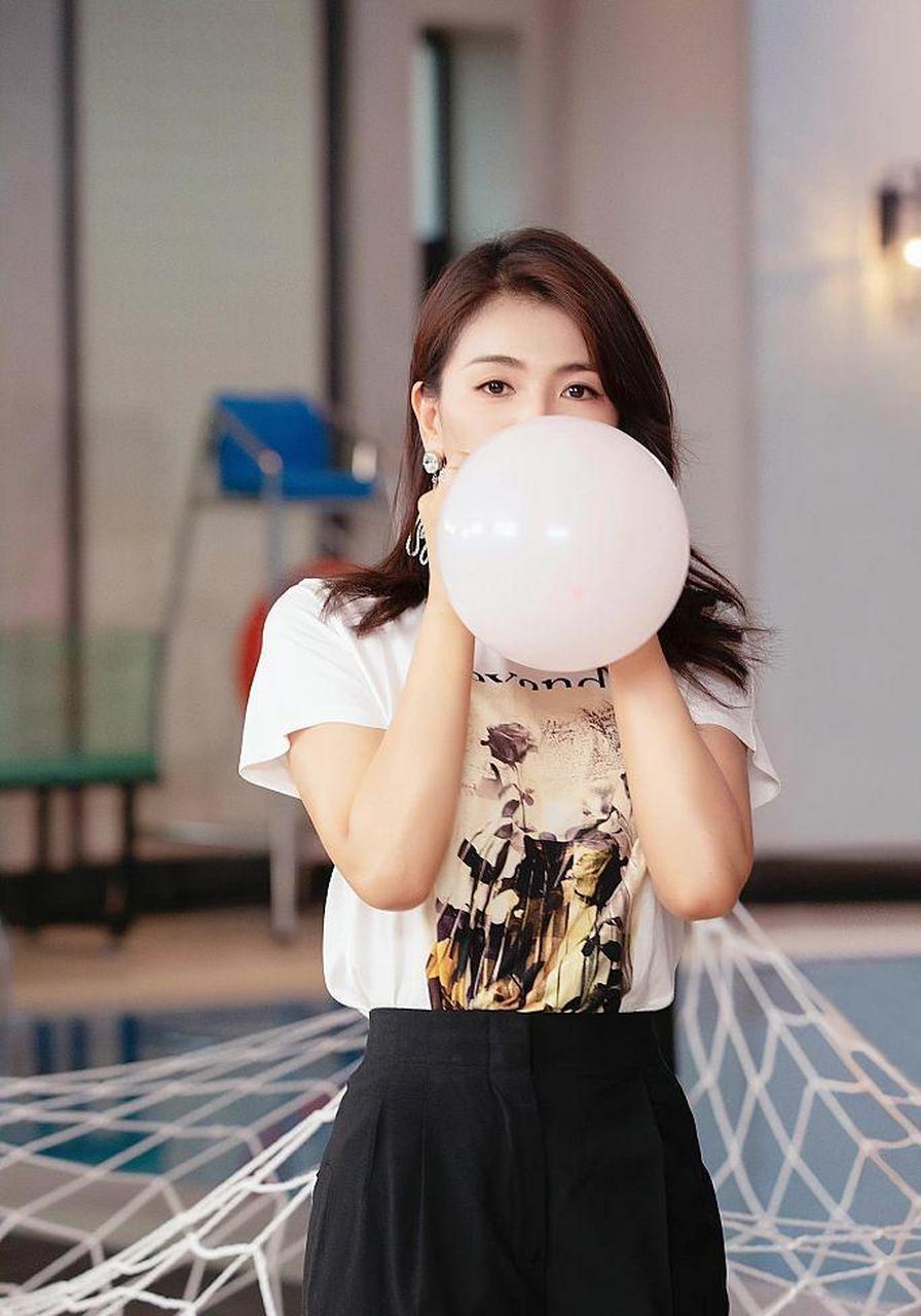 刘涛工作室发布气球童趣写真 穿搭简约气质绝佳