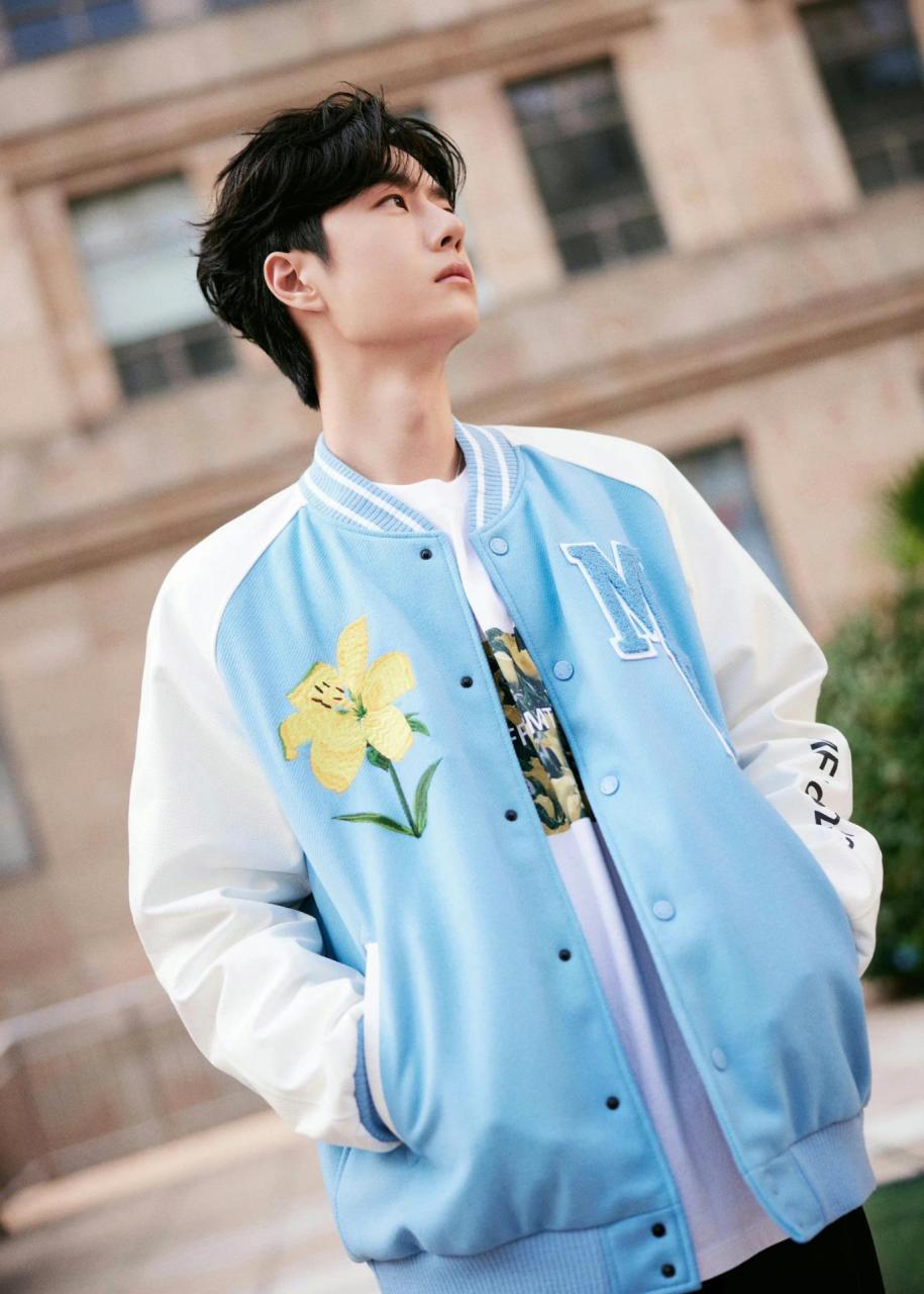 王一博私服穿搭 清爽男高 王一博上身最新moncler和frgmt联名系列参加