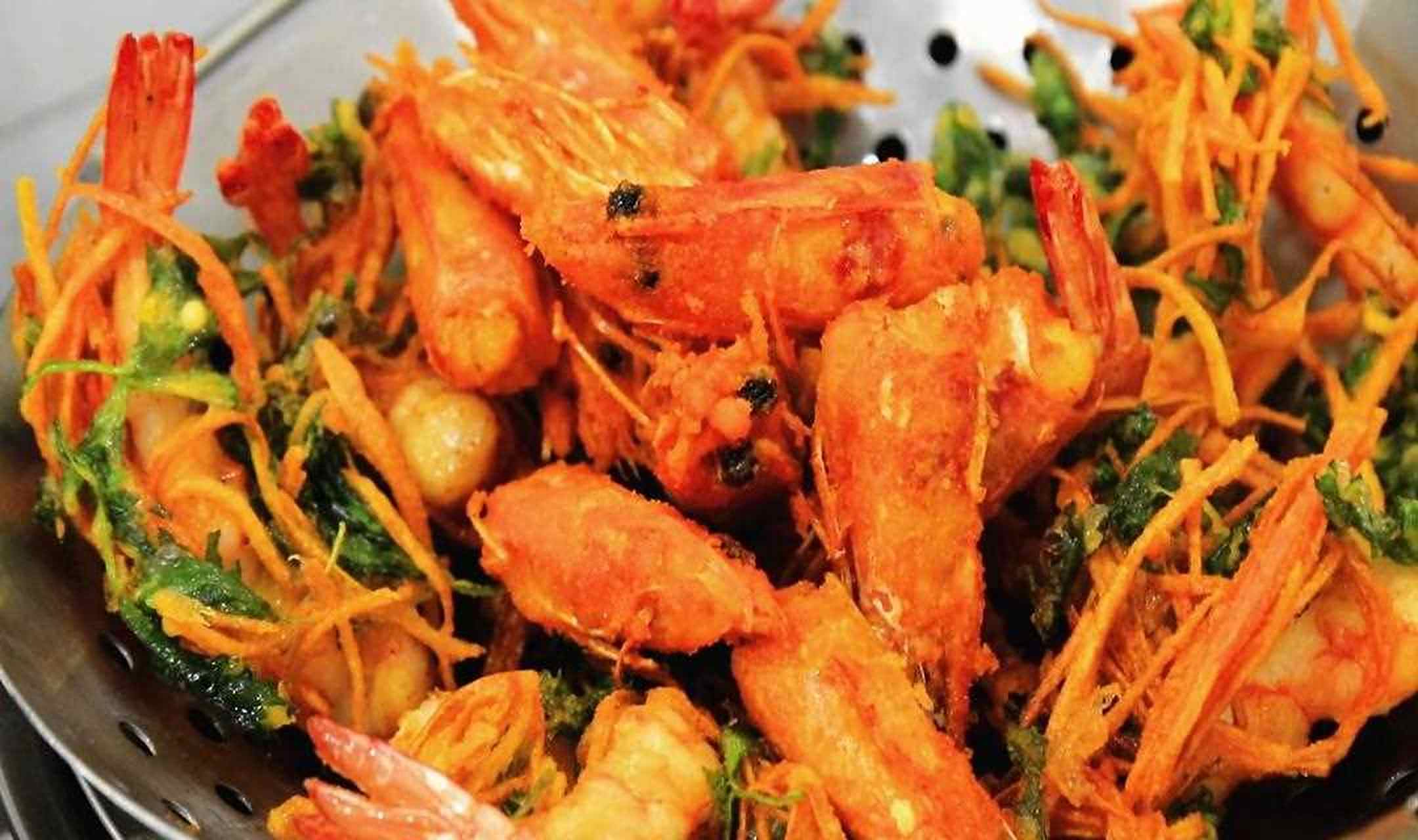 大虾这样做,你绝对没见过,裹着胡萝卜下锅炸,连虾头都不舍得扔,香酥