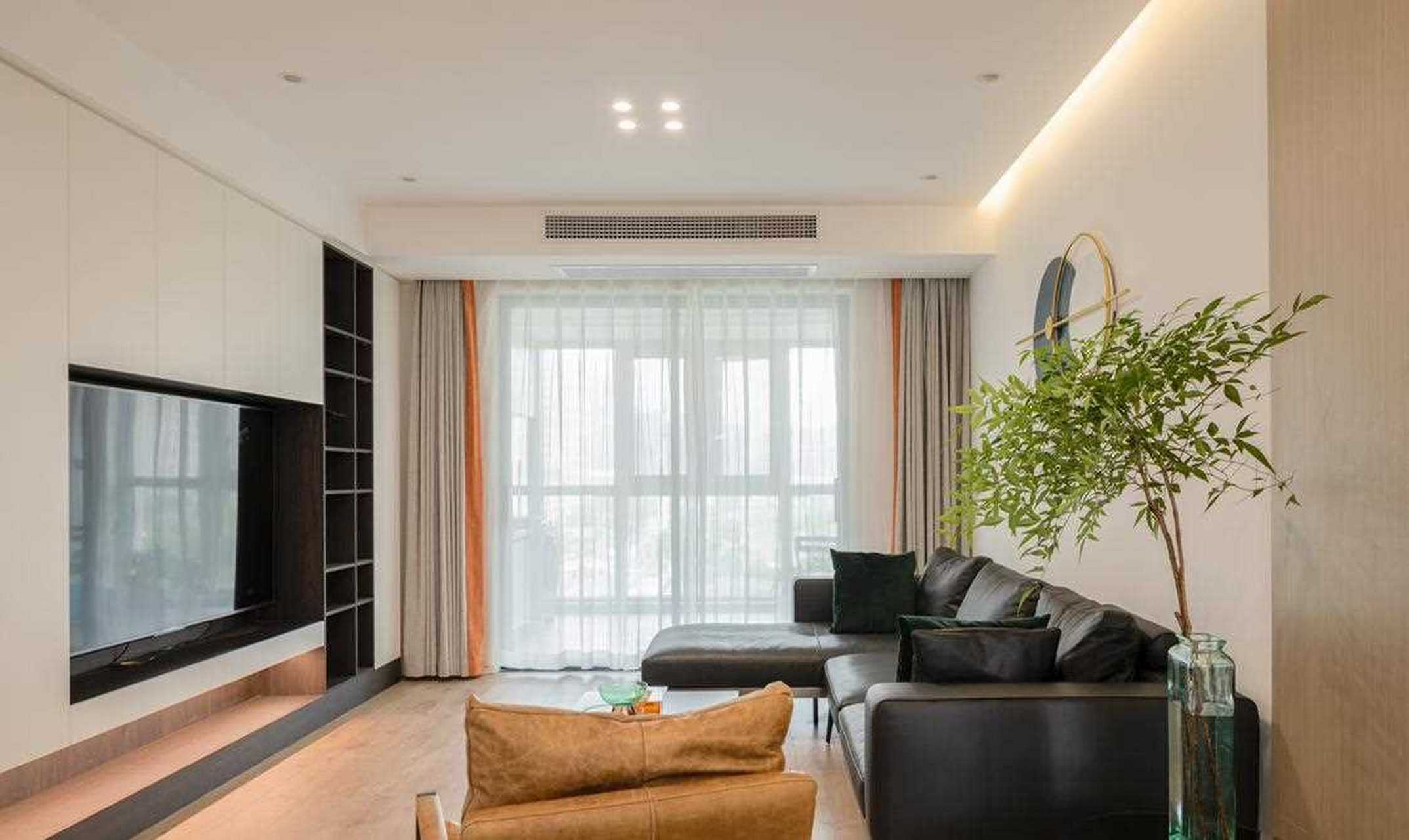 客厅沙发墙以米白色墙漆打底,融入一块原木色木饰面,与地板颜色相呼应