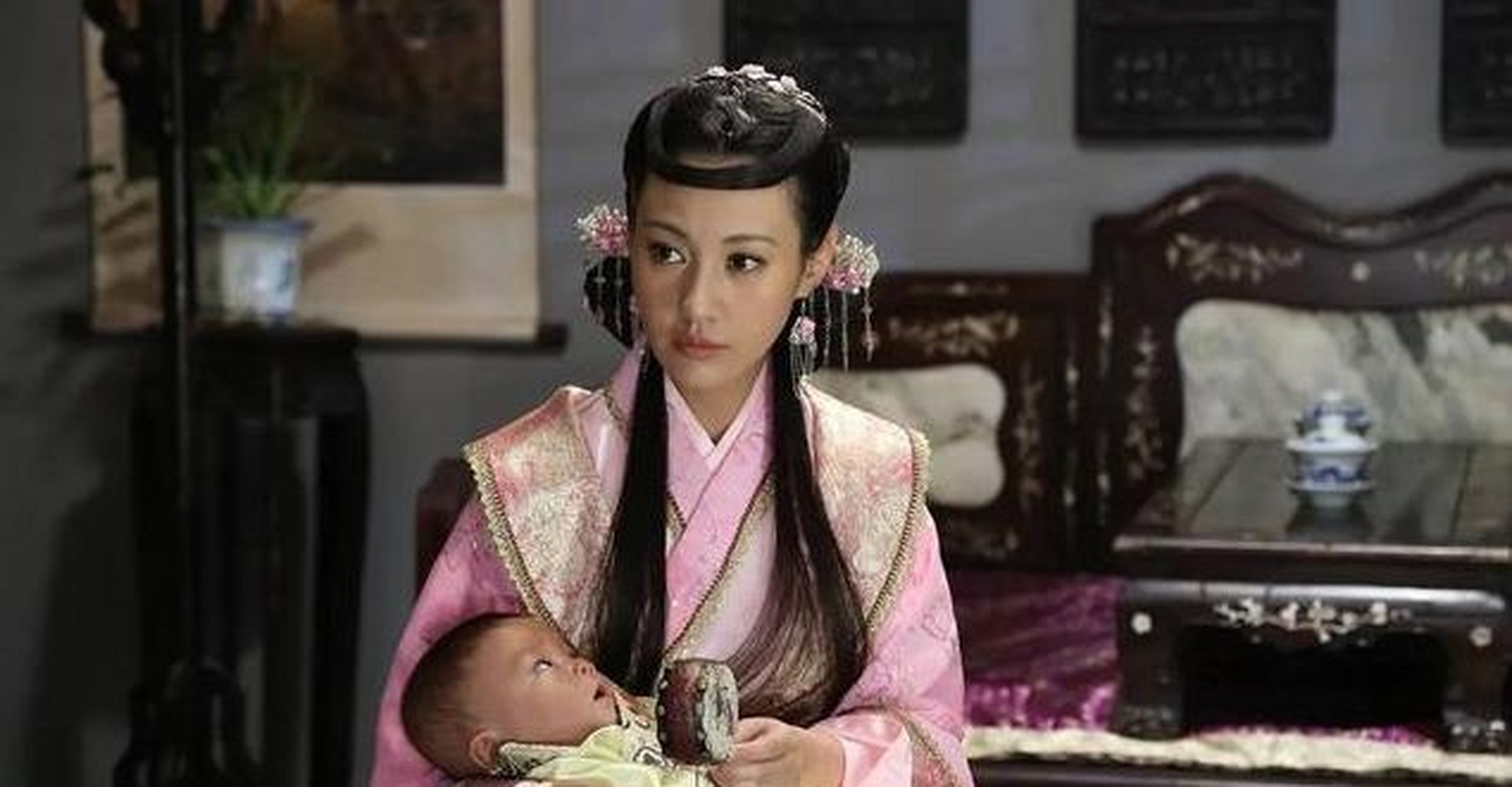 新版《圆月弯刀》是柳岩参演的首部武侠题材电视剧,柳岩在剧中饰演秦