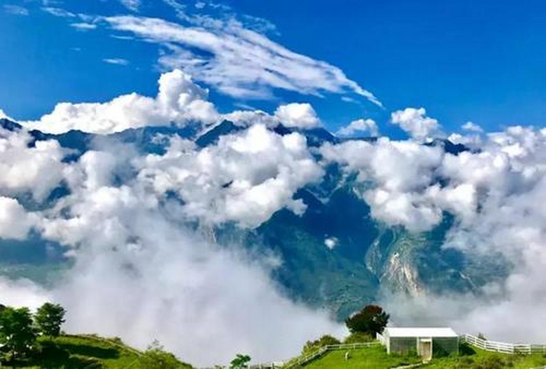 浮云牧场位于四川省阿坝县,提到这个名字,想必有很多小伙伴都可以想到