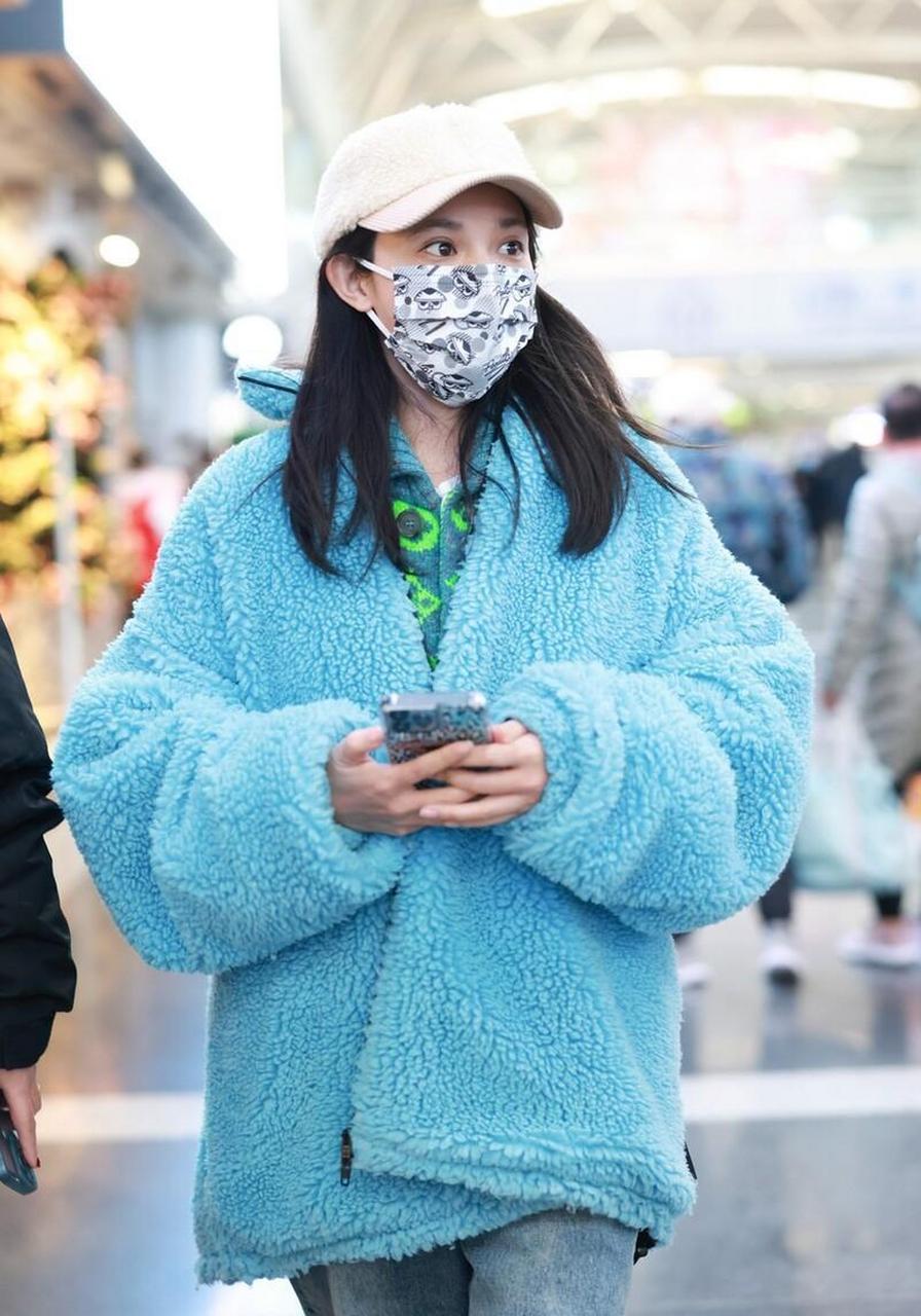 彭小苒机场街拍 蓝色摇粒绒外套 破洞牛仔裤 棒球帽温暖清新