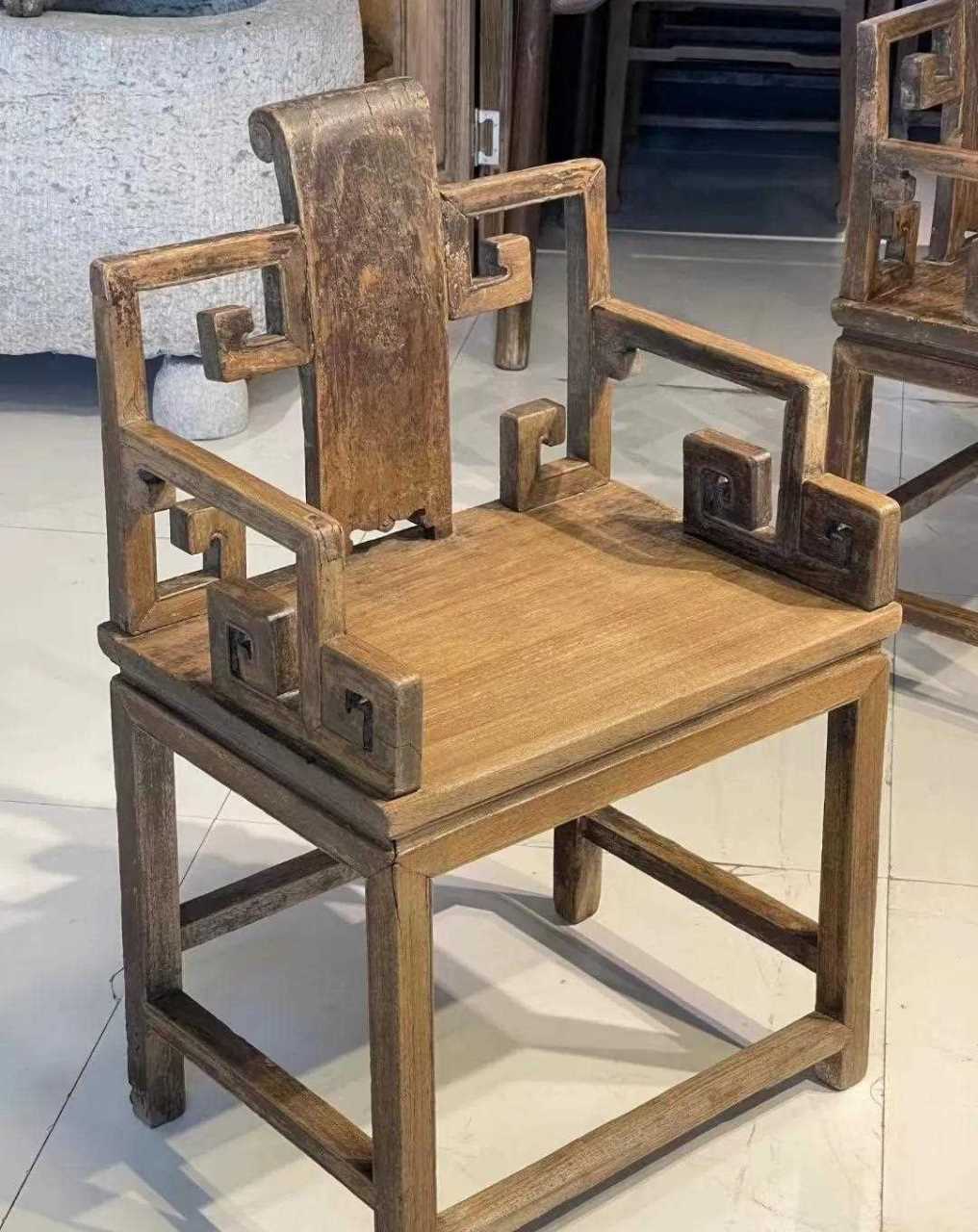 清代 樟木 钩云纹卷书搭脑中堂太师椅 坐面和靠背为独板,大脑为独板后