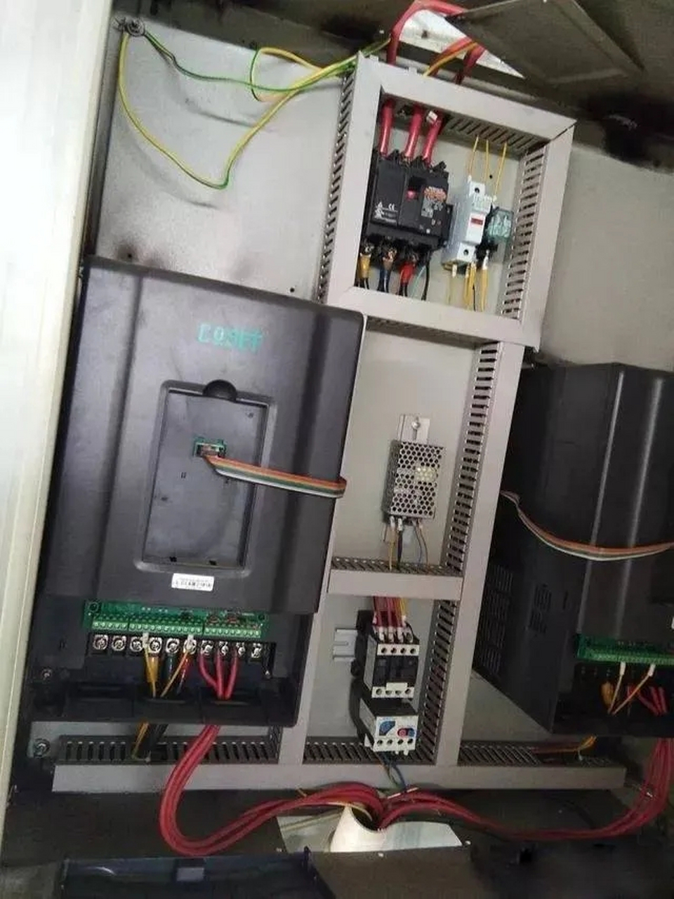 厂里新招来的电工老周,月薪5000,还要兼做保安等其它杂事,进厂快1个月