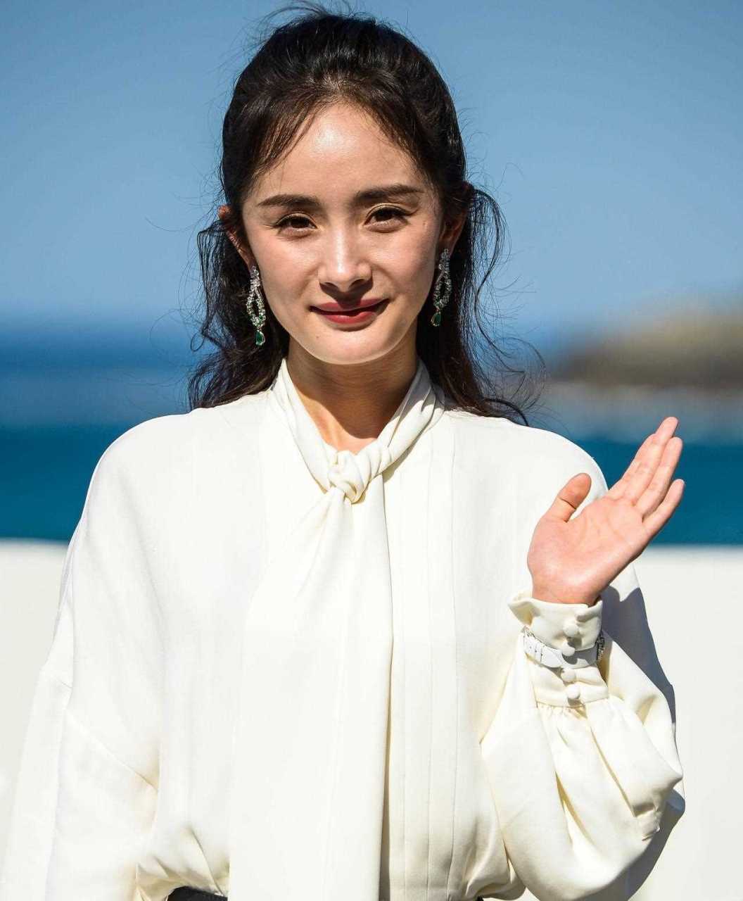 也许是钱给少了,"炸捐"杨幂在综艺"王牌"上连水都不愿沾,网友评价:"