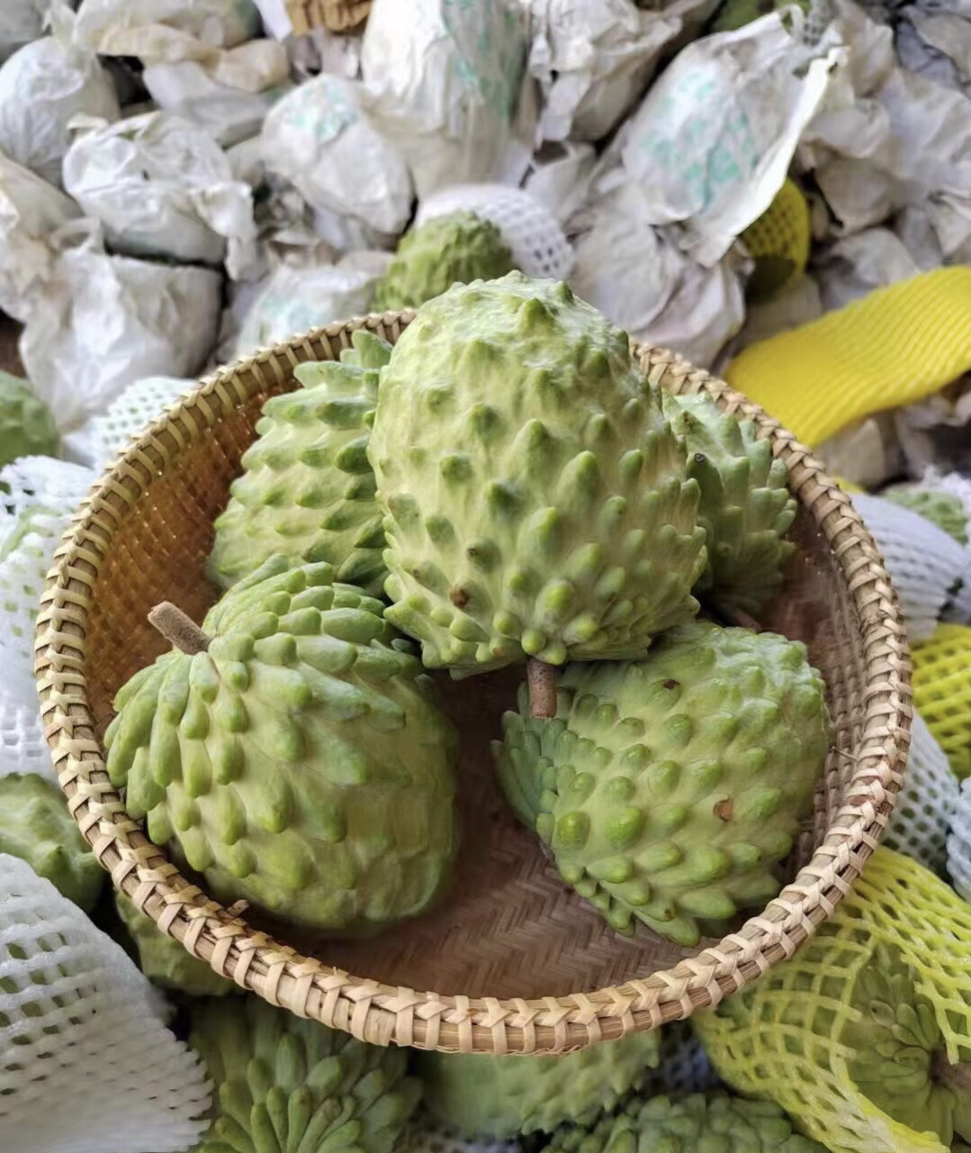 每次吃释迦果,我总是期待着那美妙的口感和甜蜜的滋味.