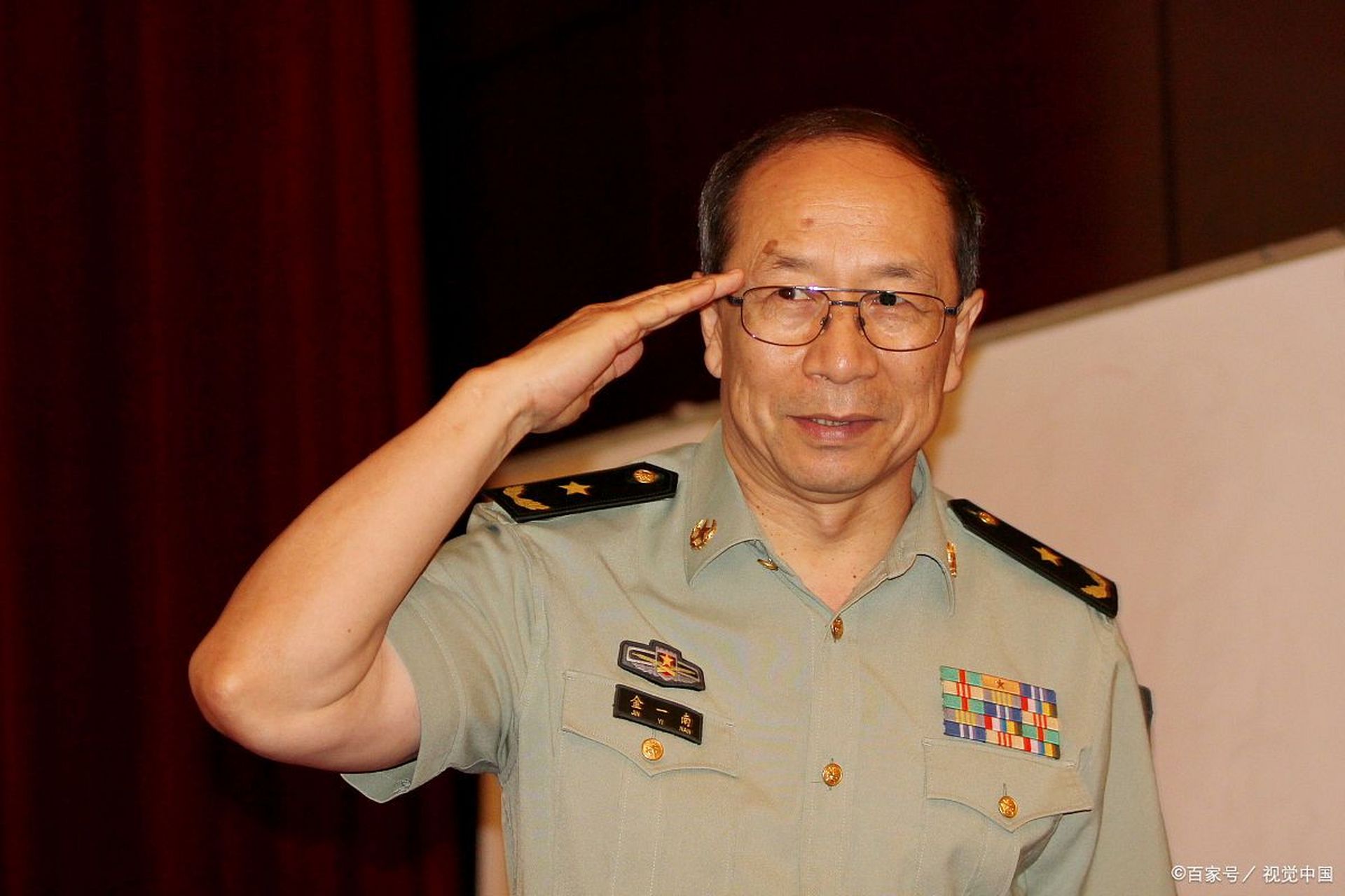 "  南海作为中国领土的一部分,是神圣不可分割的,而美国