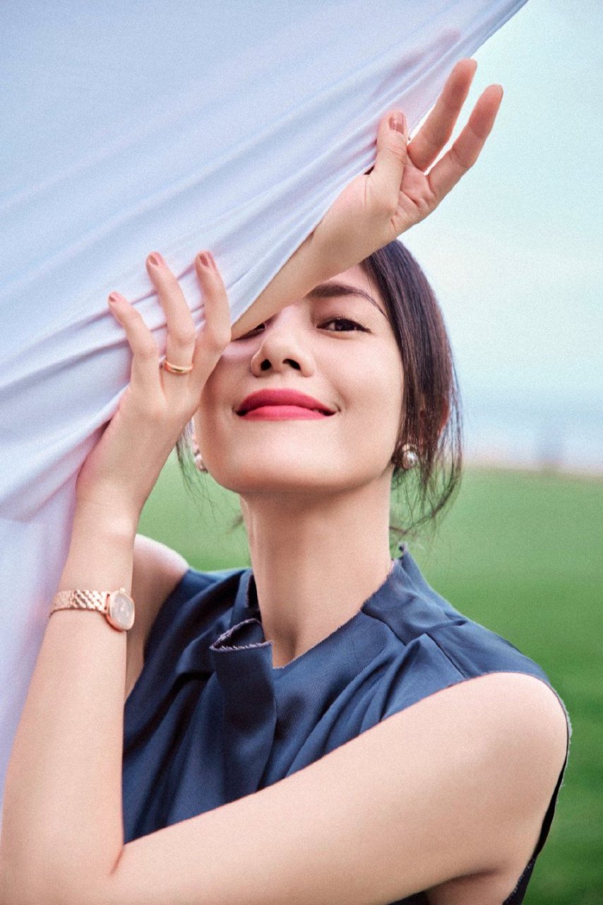 近日,高圆圆一组写真释出,她身穿无袖上衣搭配阔腿裤温婉知性,对镜