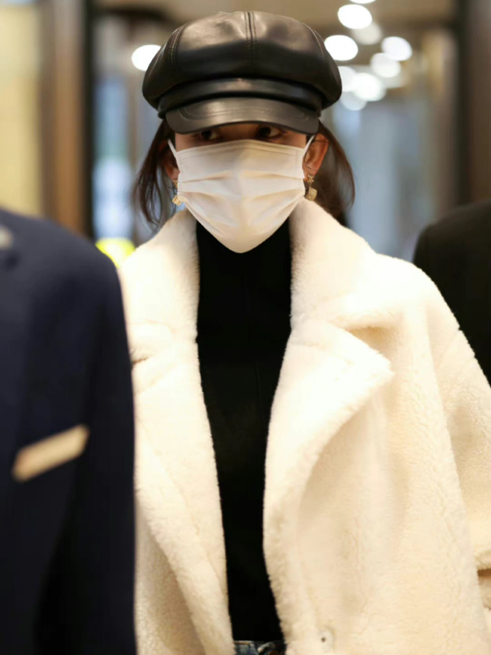 古力娜扎|冬季温柔知性又气质的穿搭分享  娜扎更新机场私服,白色大衣