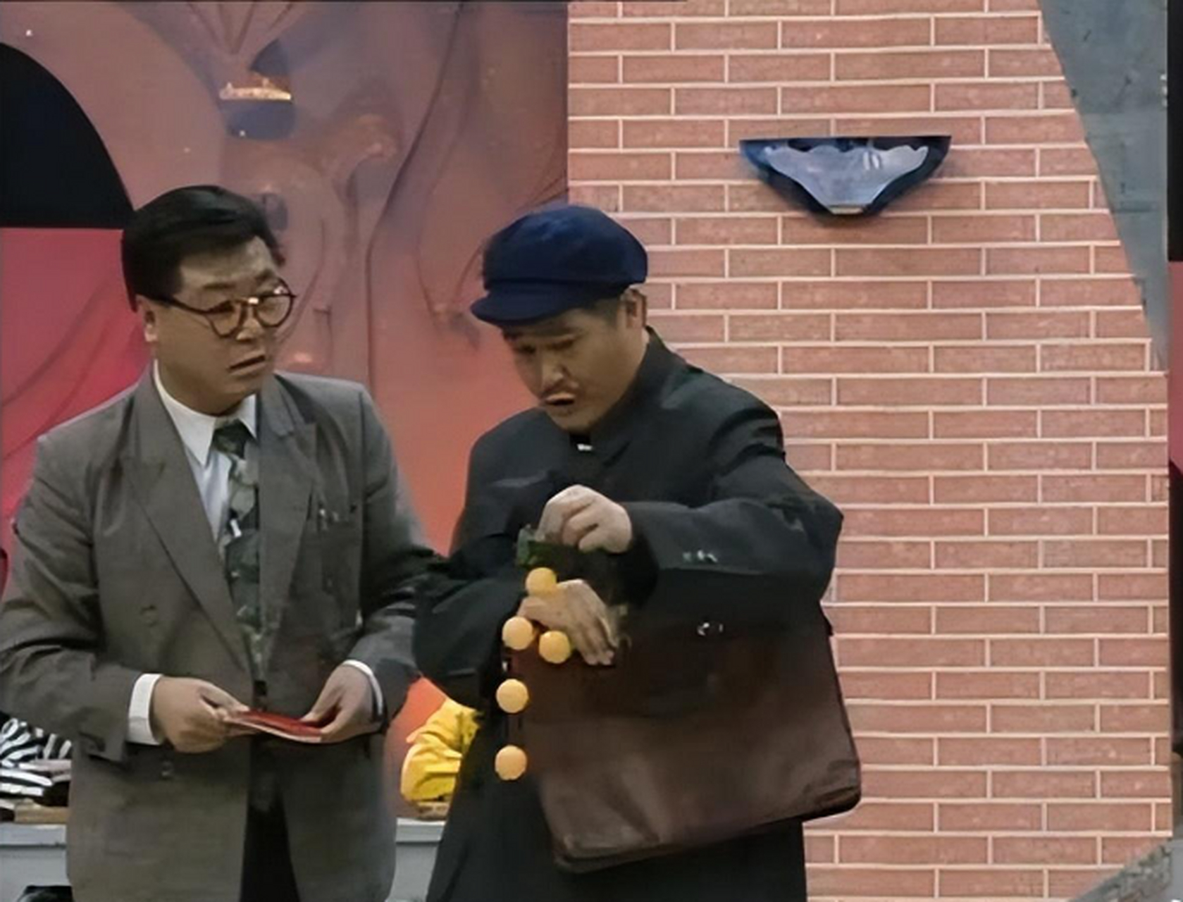 1997年,在小品《红高粱模特队》中,范伟一改土味形象,穿上波点衬衫,头