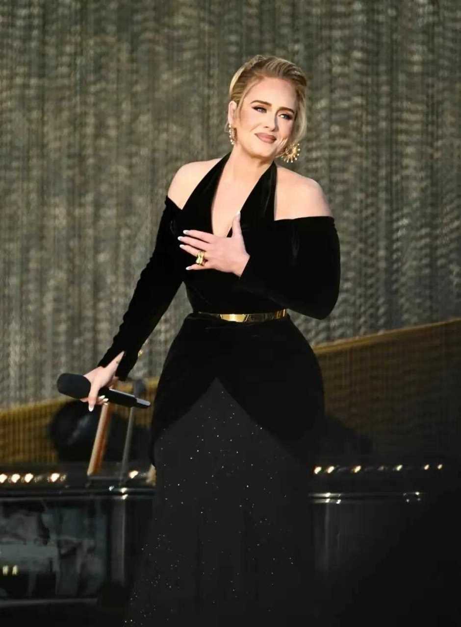 英国著名流行歌手,34岁的她终于又来开演唱会了,可为什么突然胖了这么