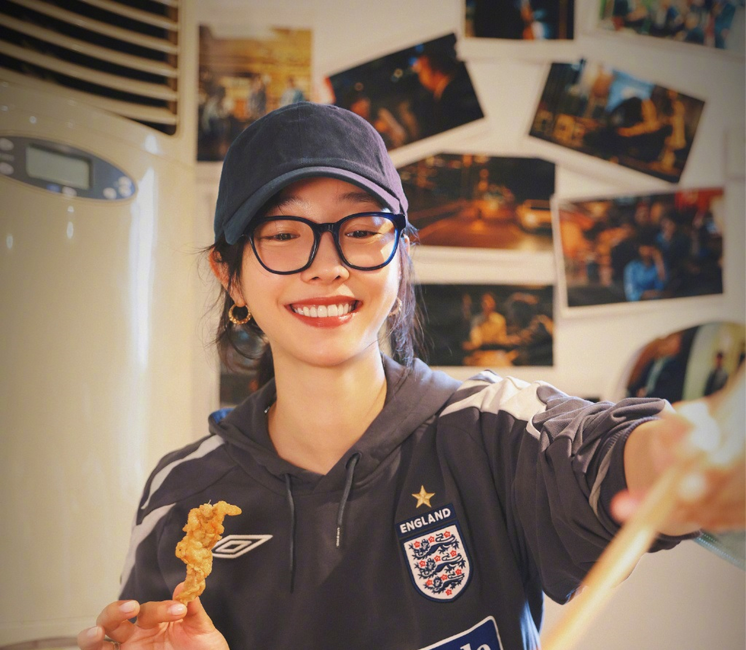 白百何晒出"放纵日的火锅大餐"随拍,戴着棒球帽黑框眼镜穿着休闲服的