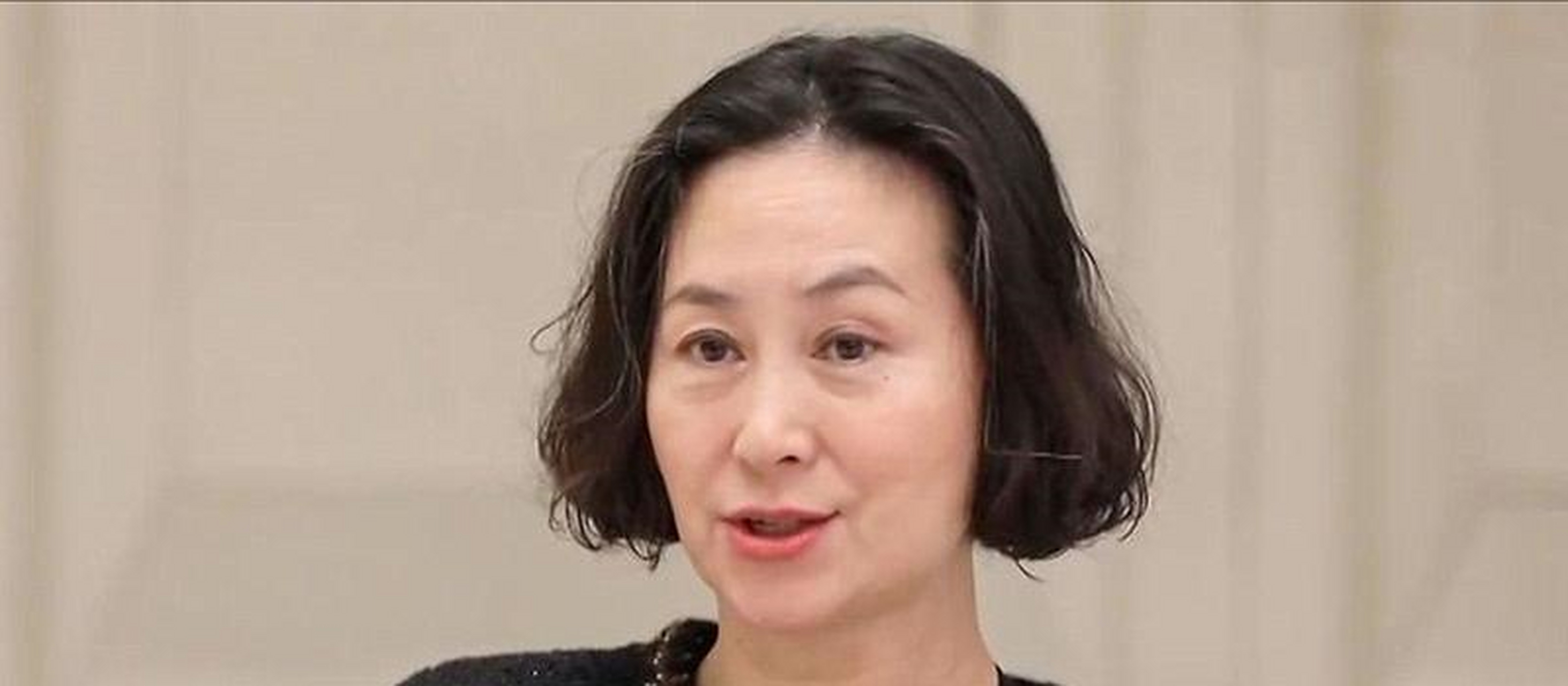 61岁何超琼近照曝光!妆容精致状态十足,与小29岁妹妹嘟嘴互动