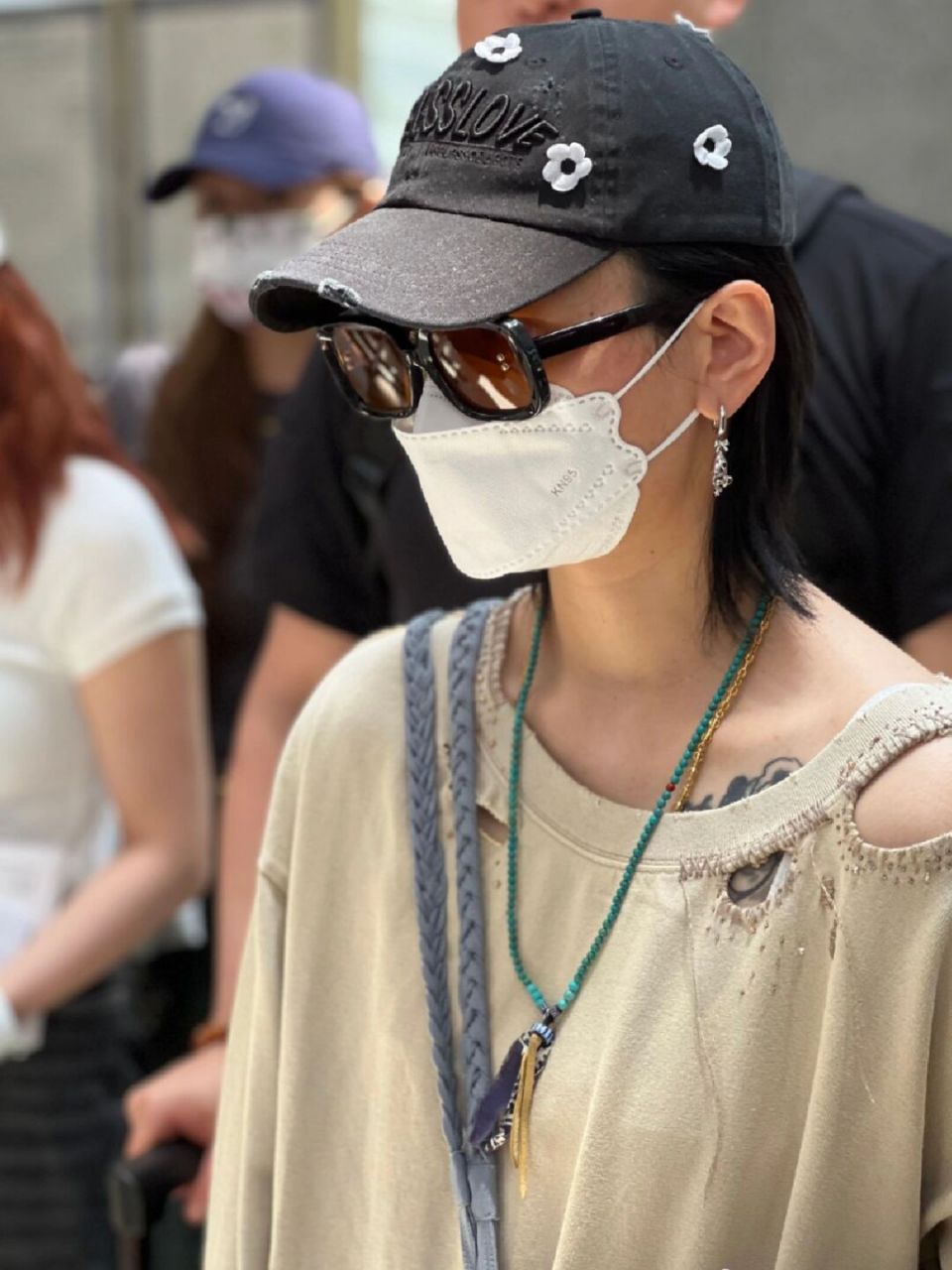 周笔畅更新了5月29日机场街拍,破洞做旧长袖t恤下搭牛仔裤配运动鞋