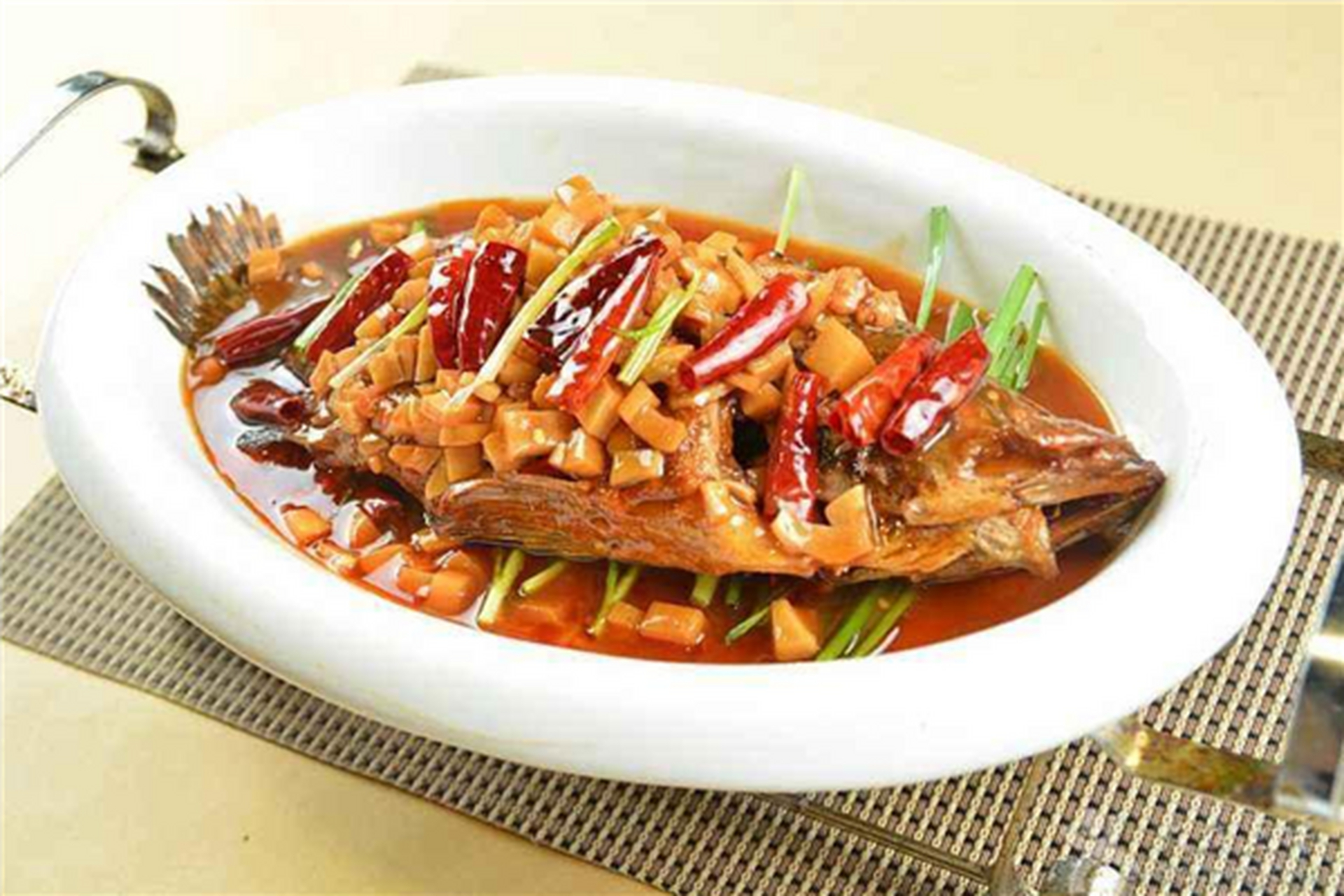 臭鳜鱼是中国徽州特色美食,因为它的原材料就是臭鳜鱼,所以闻起来特别