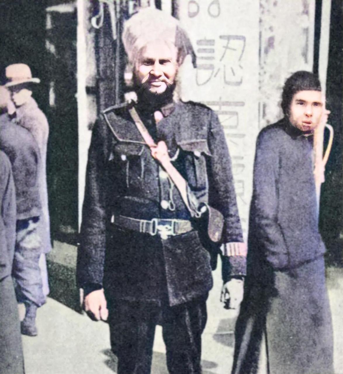 1925年,在上海的街头巡逻的"印度锡克族"巡捕,代表了当时租界上的最