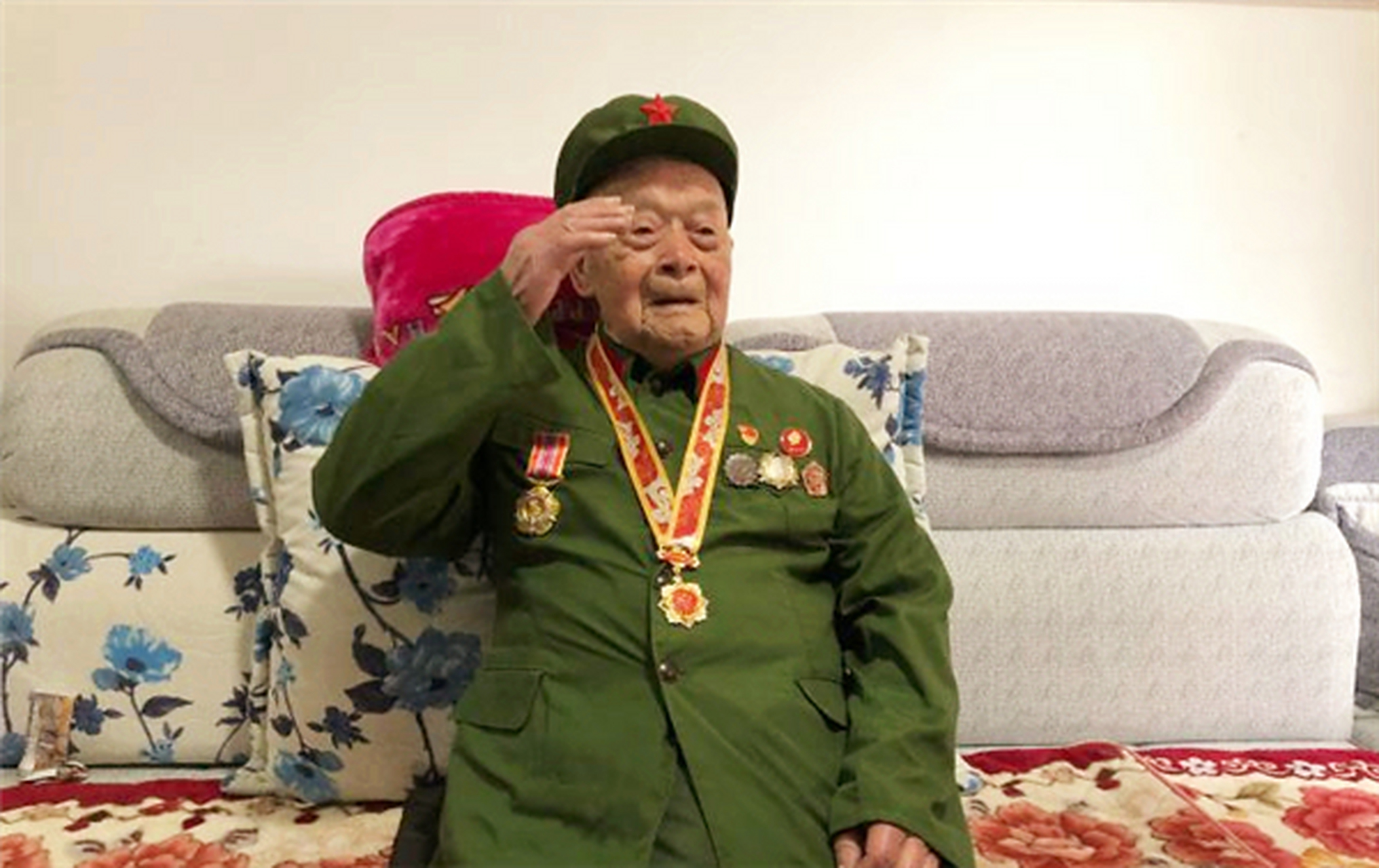 一等功臣蒋诚:肠子流出仍杀敌400,隐居33年,因2400元身份曝光  在朝鲜