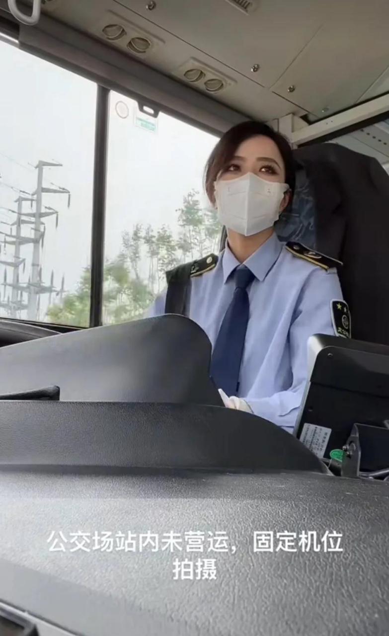 西安最美公交车女司机因为太美引来质疑,她开的公交车每天都坐满乘客