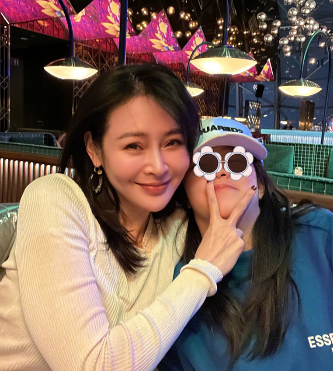 于明加罕见晒全家福,老公太低调了!