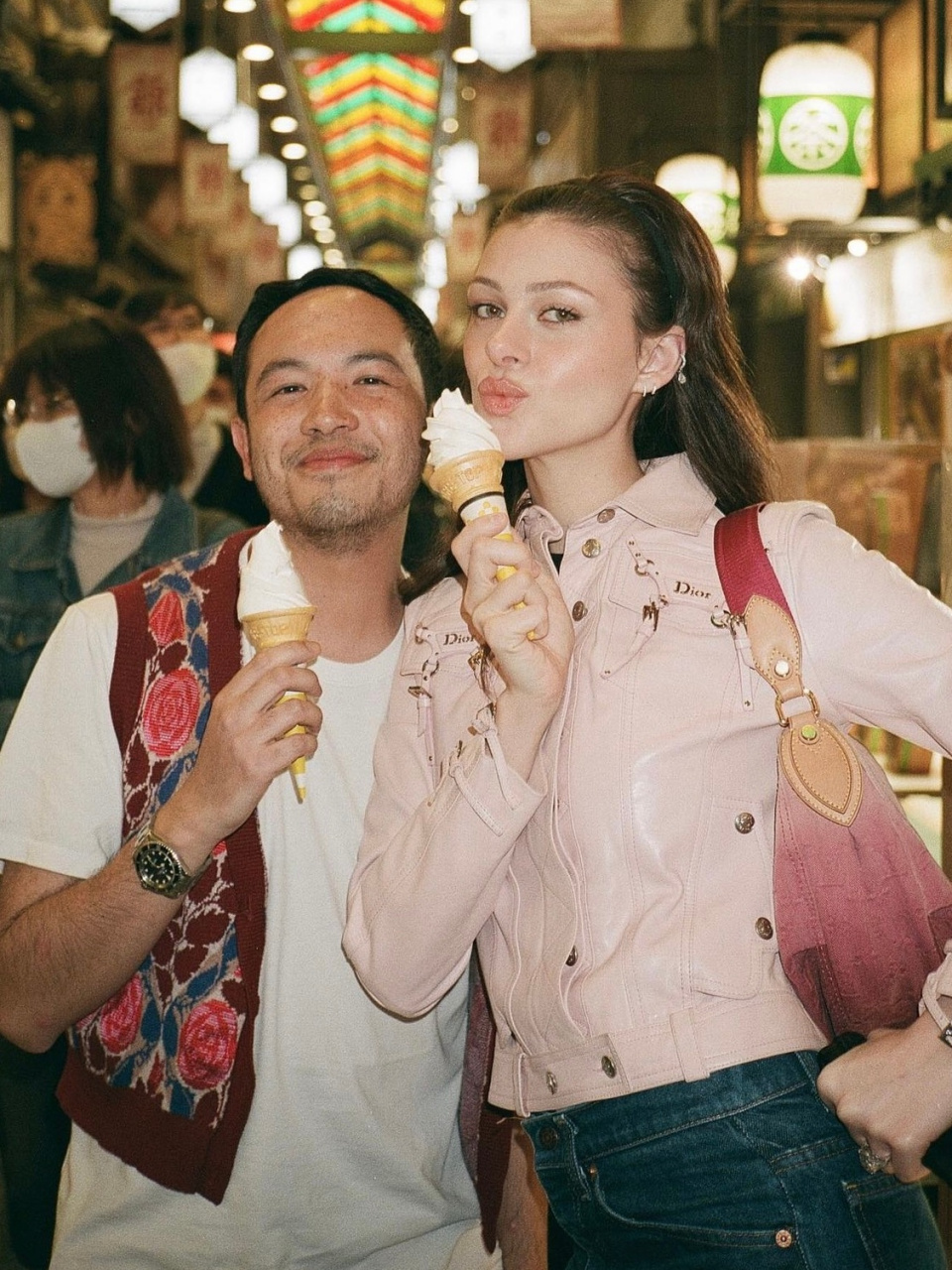 布鲁克林贝克汉姆和老婆nicola在日本旅游,nicola这个发型还蛮可爱的!