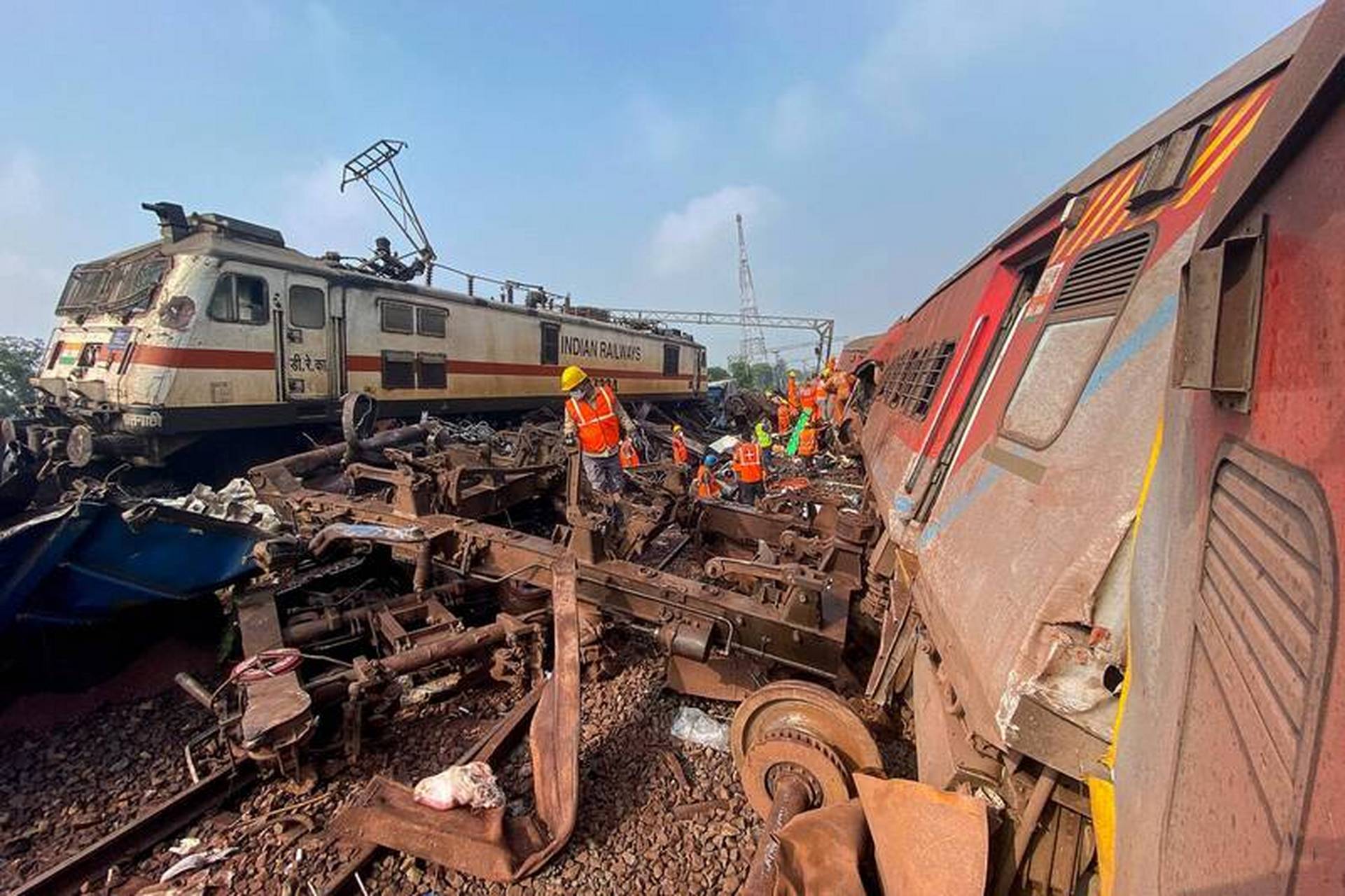 印度多列火车脱轨撞击事故造成233人死亡 印度当地时间周五晚上7点