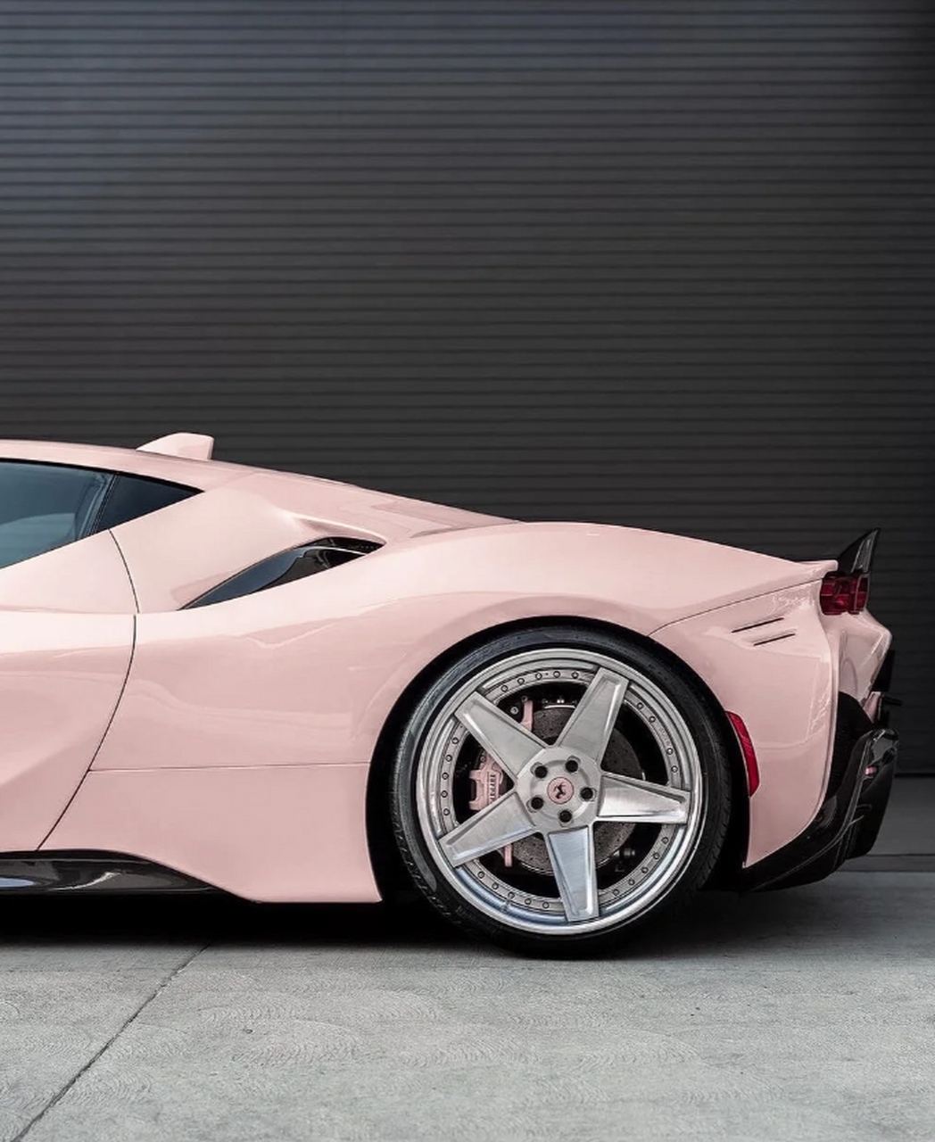 粉色的法拉利,这绝对是法拉利的一次创新之作,让人眼前一亮.