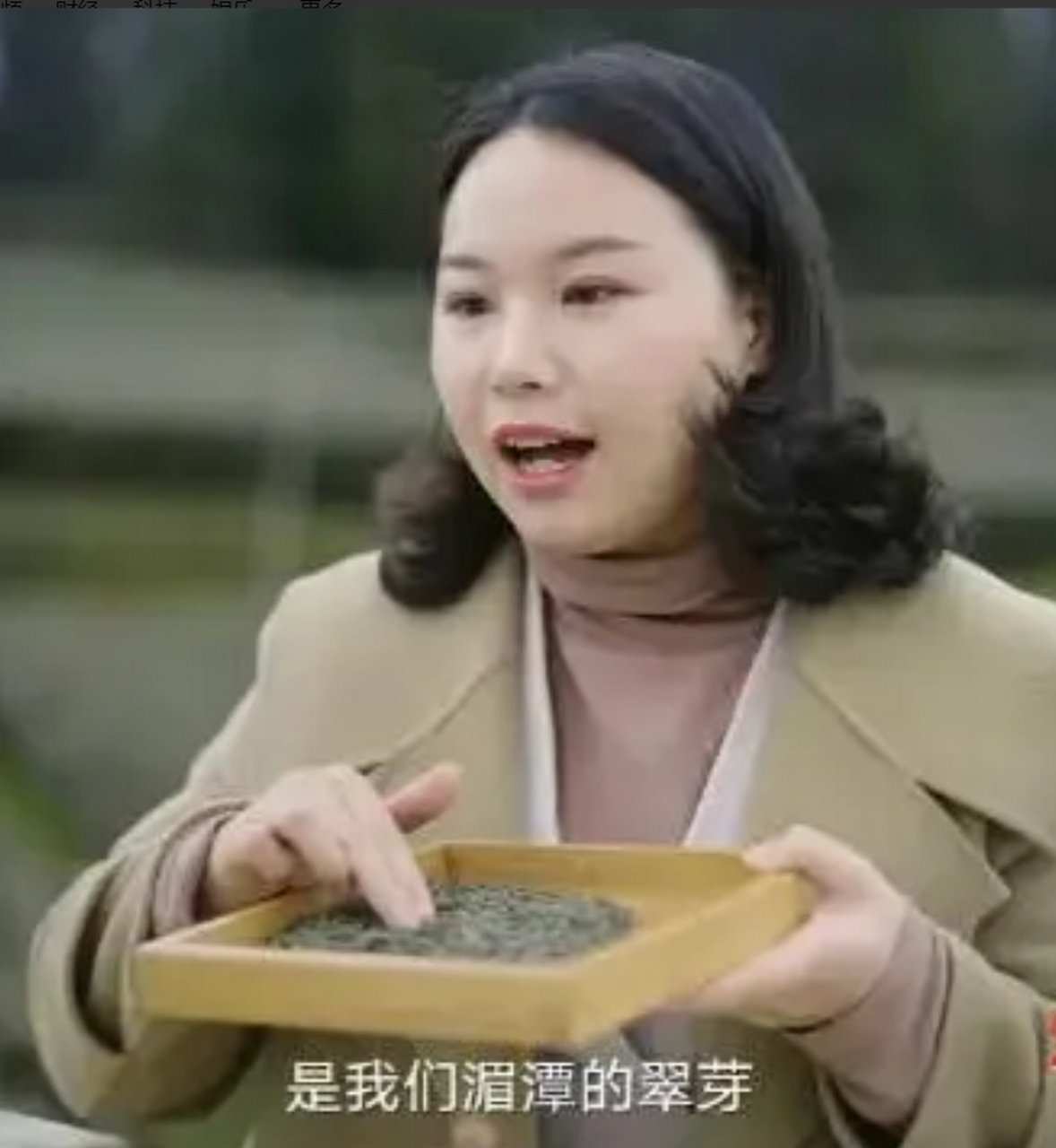 贵州90后女生杜富佳,是排雷英雄杜富国的妹妹,2021年,她辞去医院的