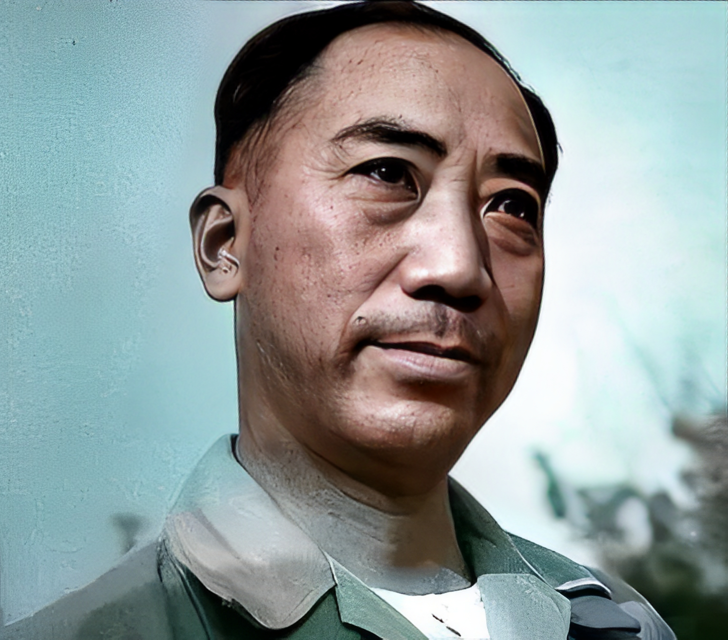 在1945年的一张戴笠和他的养女舒子在重庆的照片中,一个冷酷的,高山的