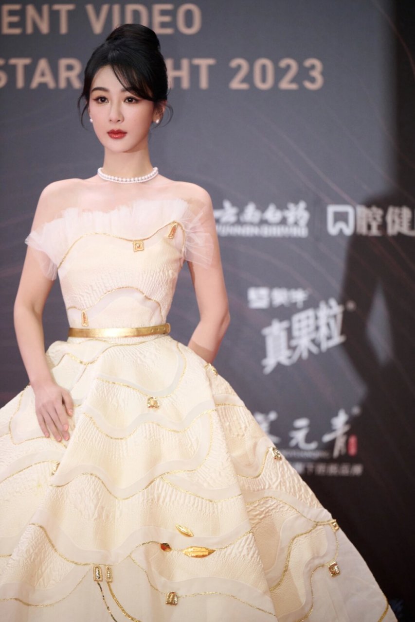 杨紫星光大赏  杨紫亮相星光大赏,璀璨星光映照她的美丽.
