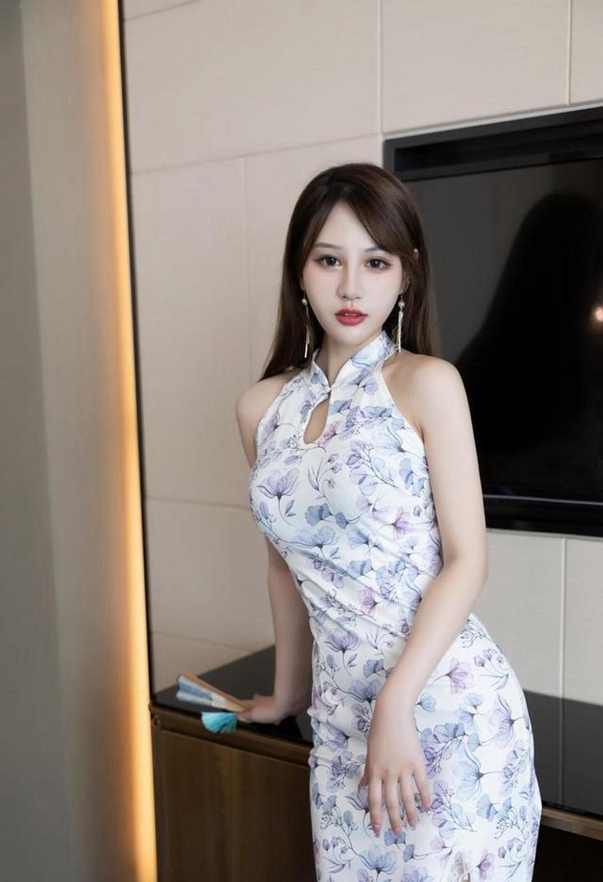 美女图集:一件素雅的印花旗袍裙,既复古又不失现代的美