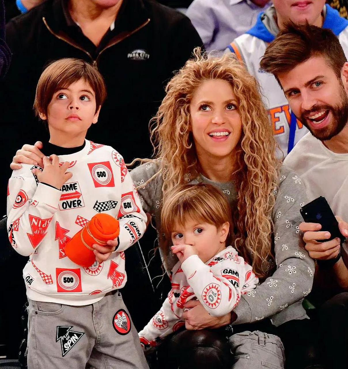 据先锋报报道说,皮克对夏奇拉带着孩子去美国居住感到很不满.