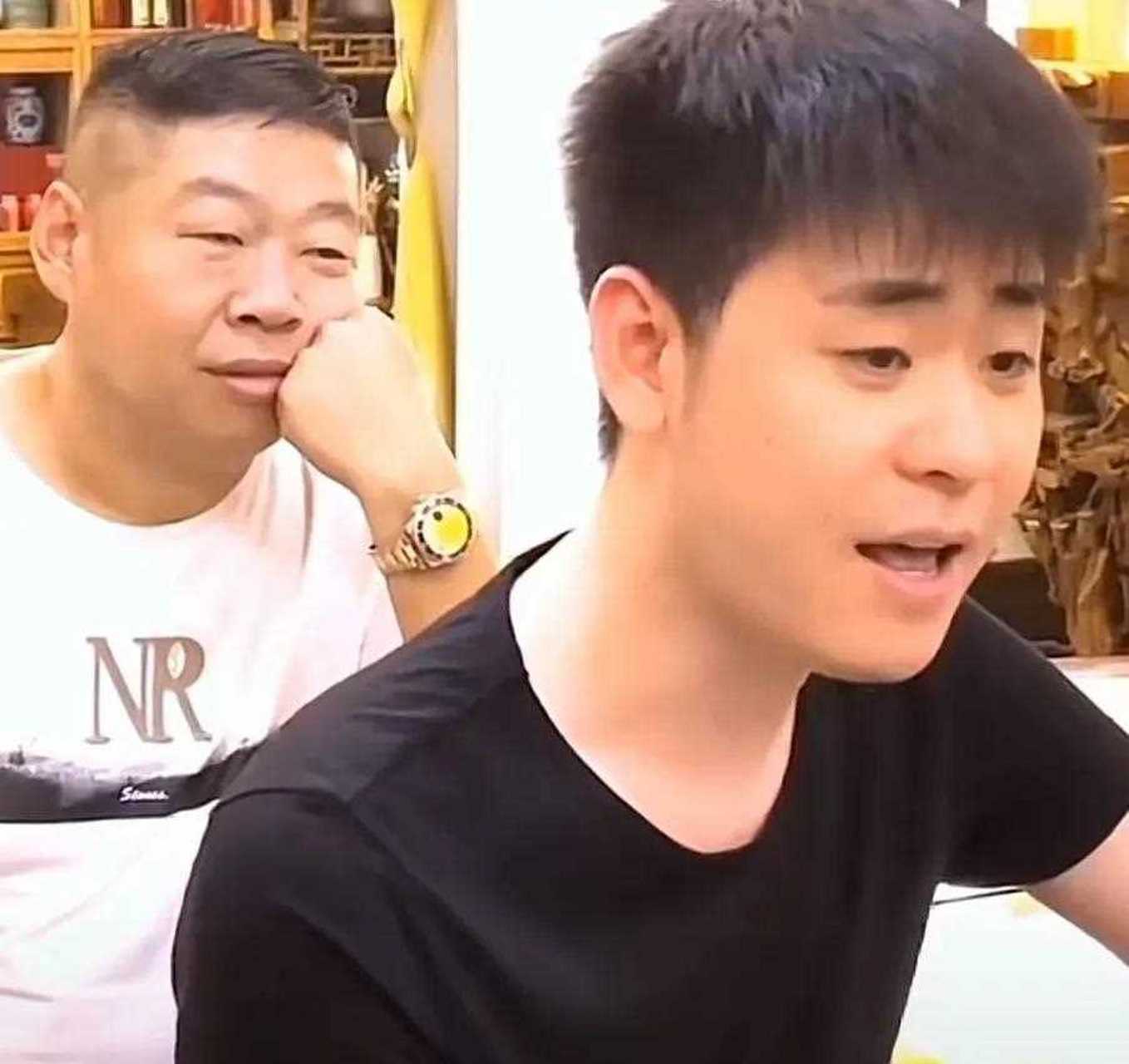 不愧是德云社的小少爷,张云雷等四人坐在郭汾阳面前,等待着小少爷问话