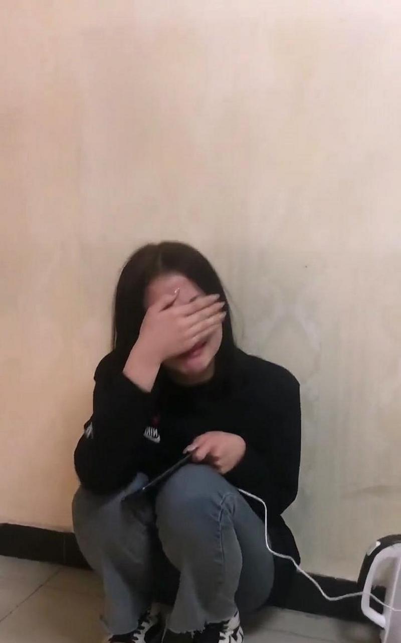 网友:表妹失恋了,哭得很伤心,该怎么安慰她呢?