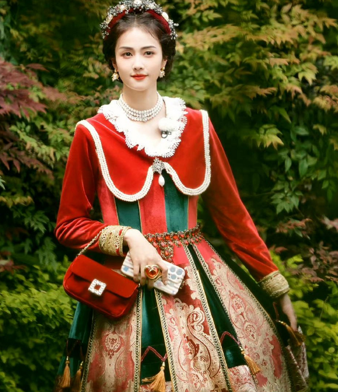 白鹿这组图片拍得太绝了,好像油墨画中走出来的公主一样.