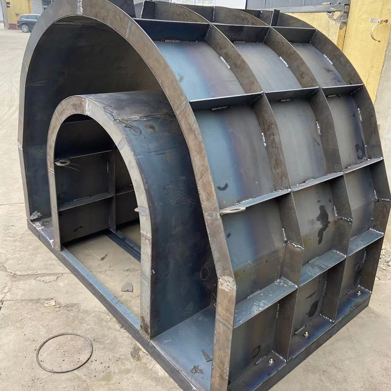 水泥配重块模具外观结构呈半圆形样式,类似于马鞍状,因此也可以叫它