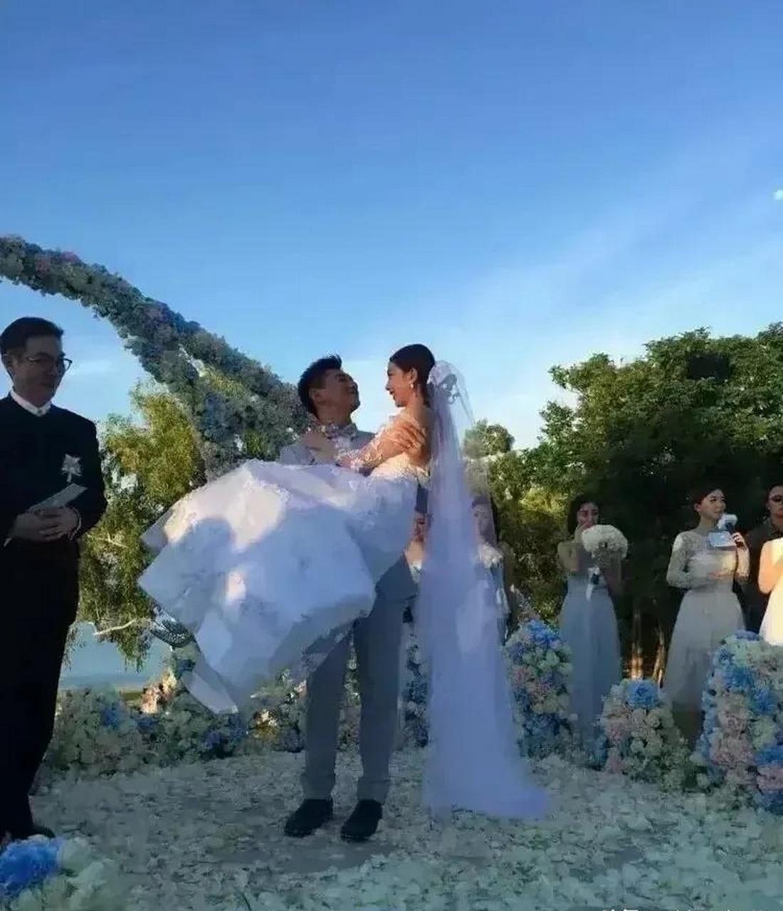 百家号星火计划# 被公主抱赵丽颖. 被公主抱的陈妍希.