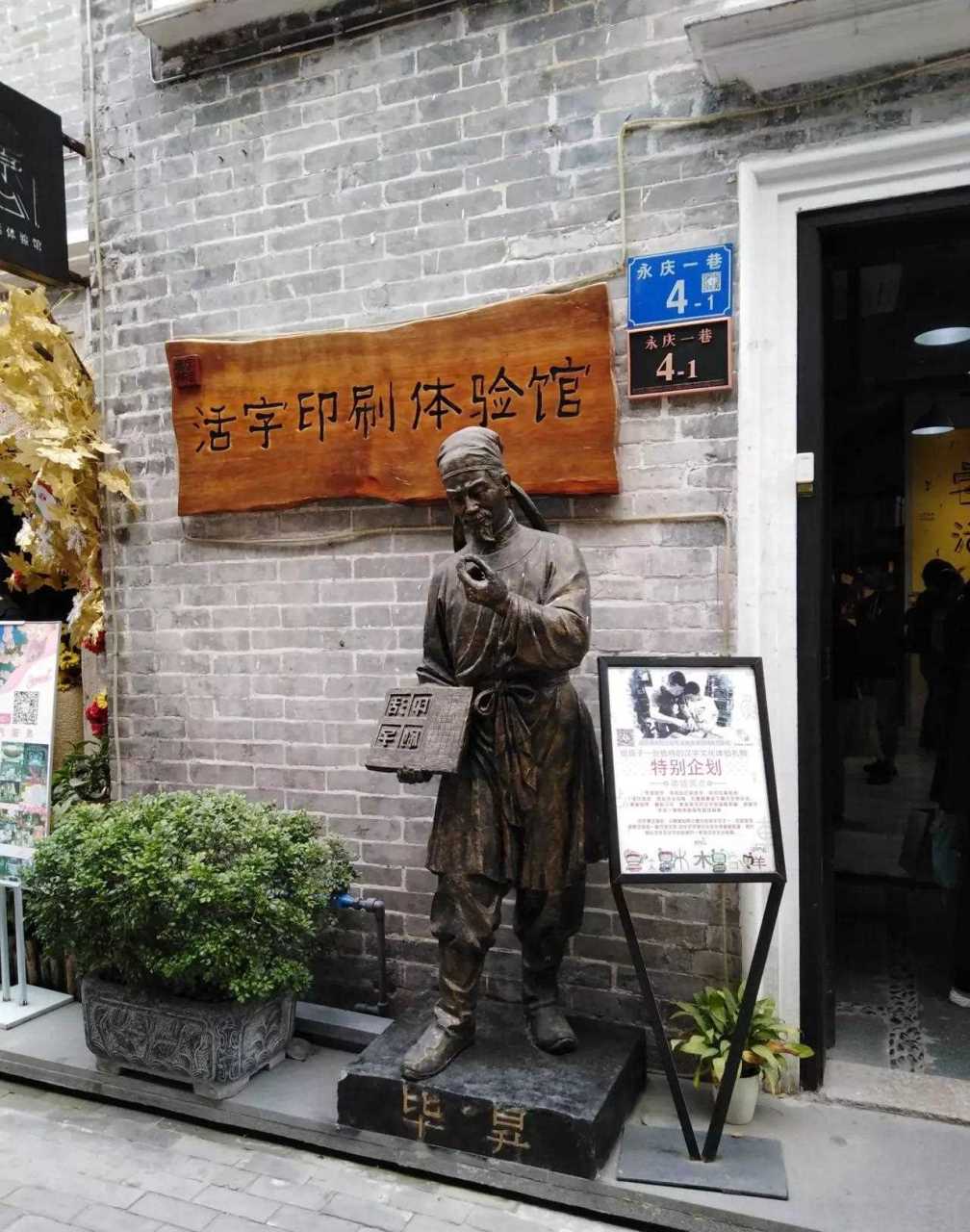 在原有街坊里弄的城市肌理上,保留和修复西关骑楼,西关名人建筑