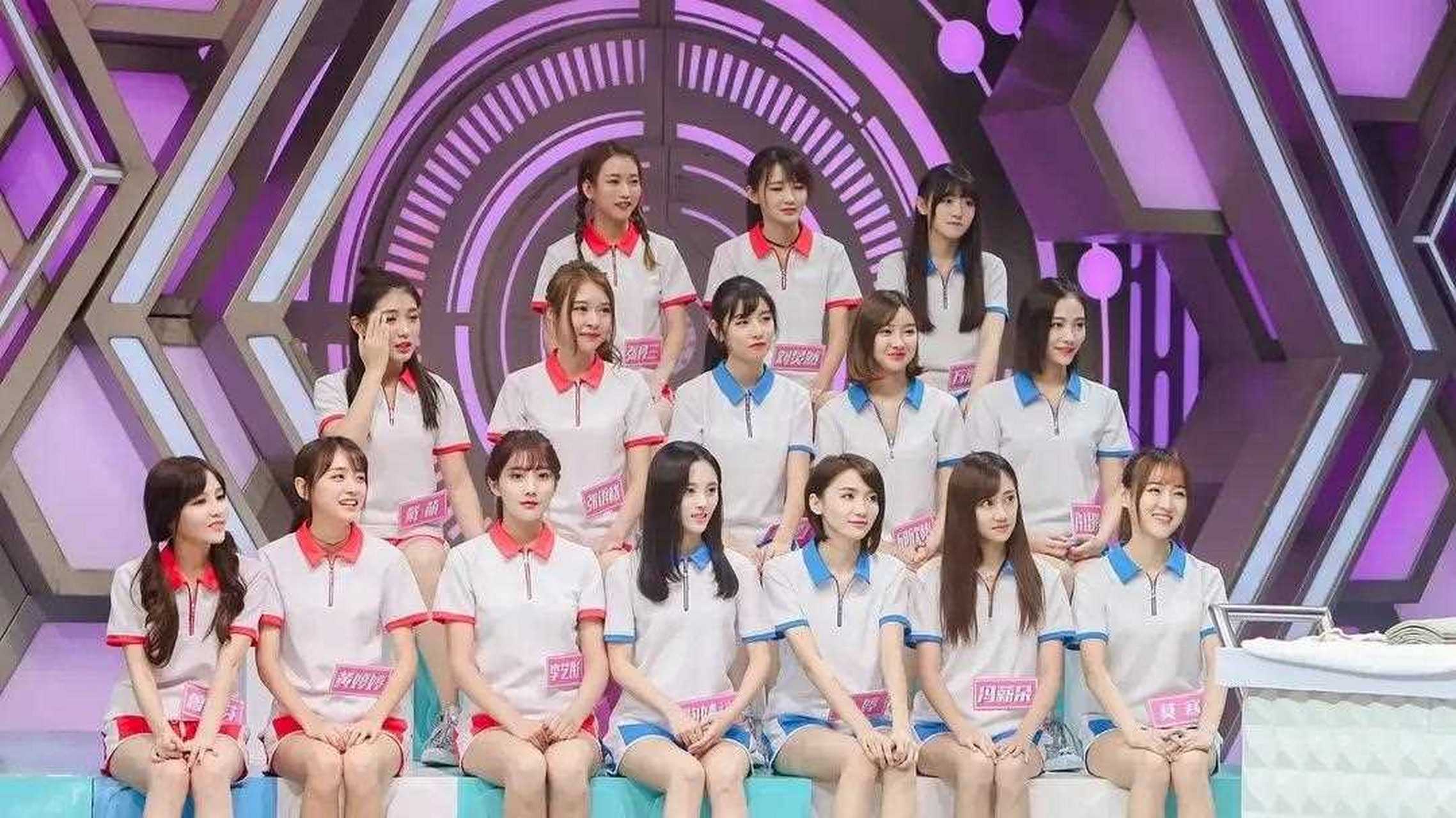 鞠婧祎早期团队合照,感觉早期她在团队里面并不是很出众啊,她真的算是