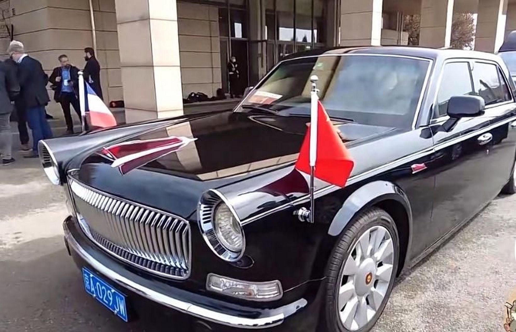 马克龙访华红旗专车被法国记者围观.