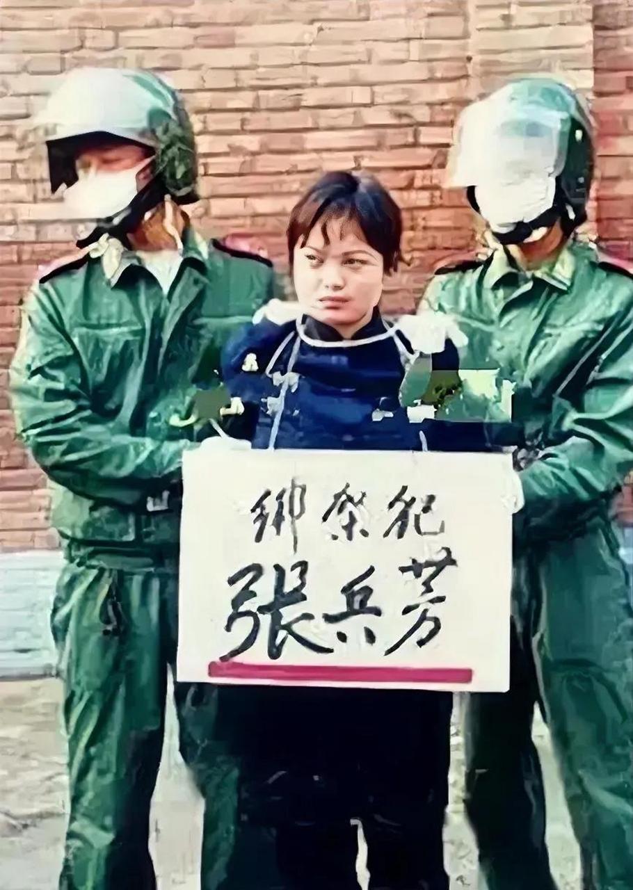 这是2002年,一张被五花大绑的女犯人在被押往刑场