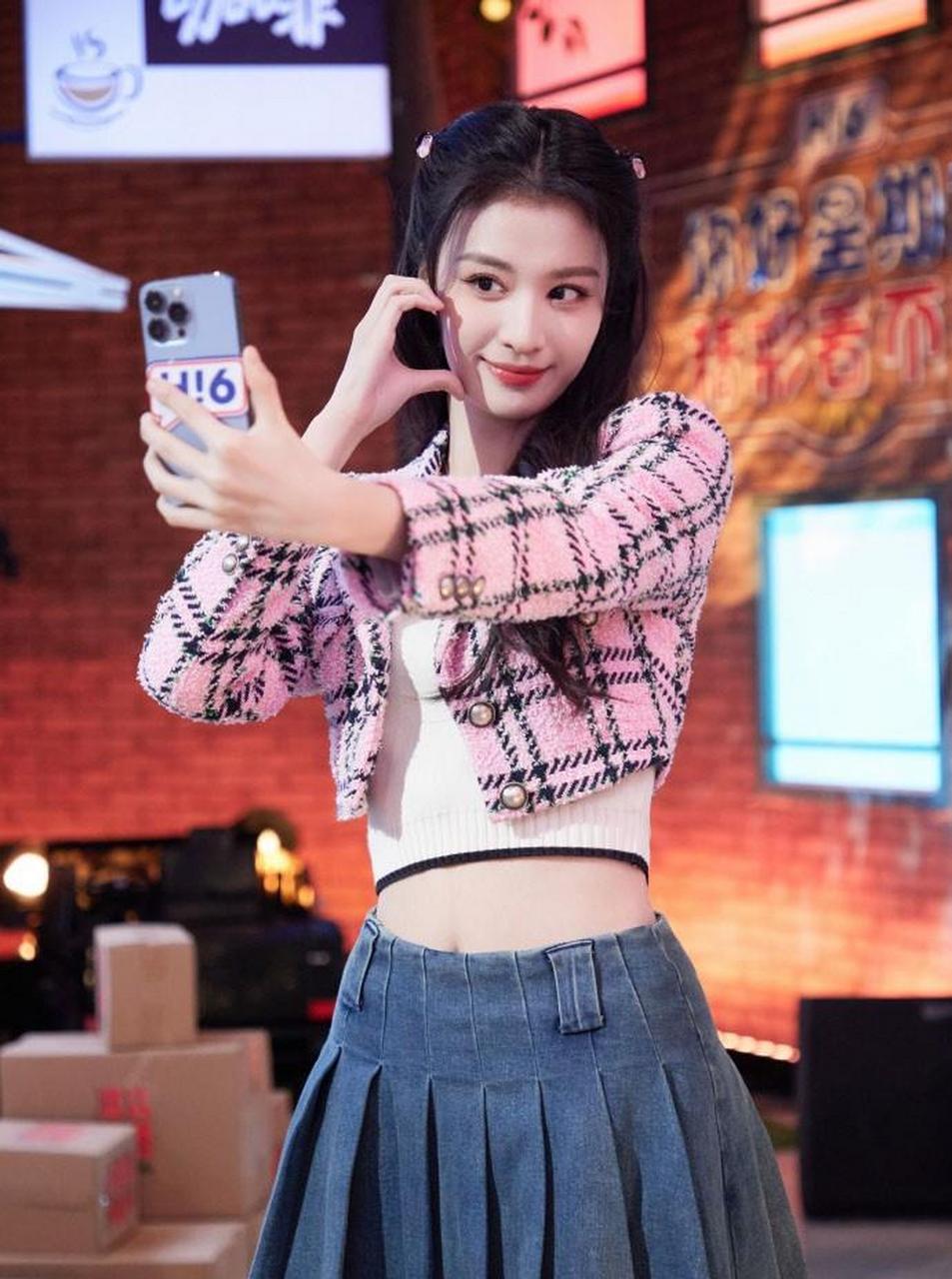 王楚然穿格子短上衣,搭配牛仔短裙